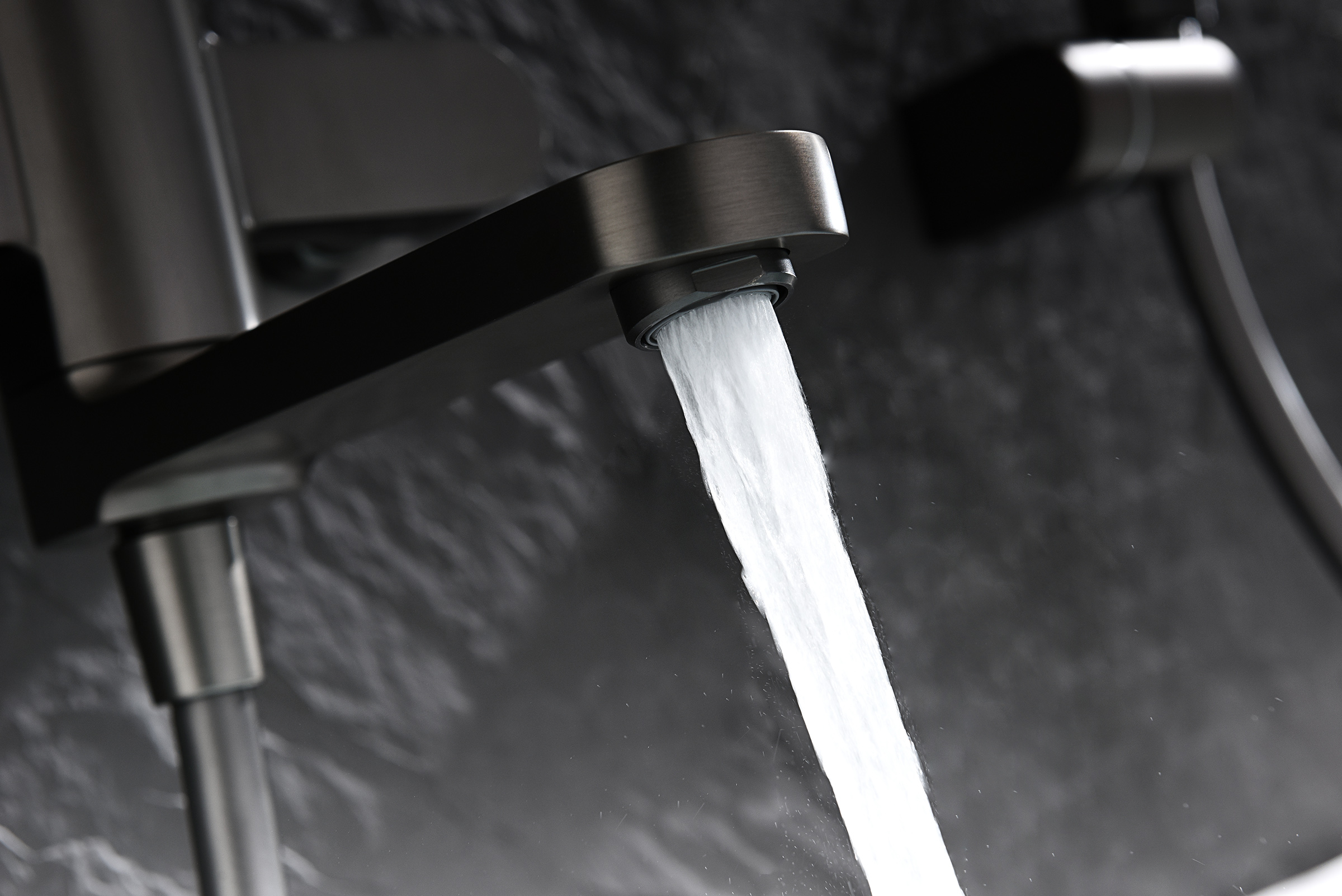 06132-Q Смеситель од. для ванны кор. (ГРАФИТ)  GANZER  (8/1шт)