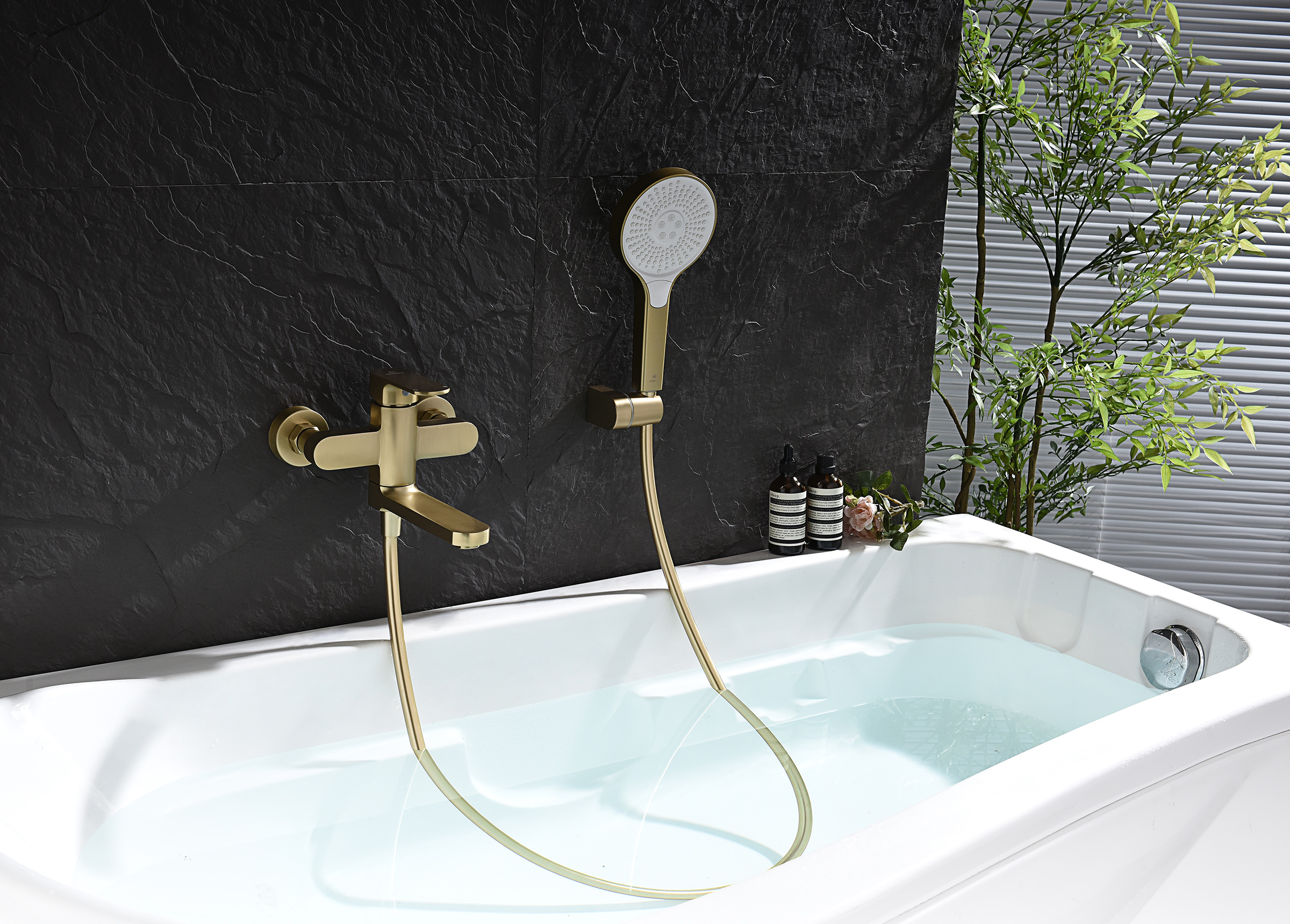 06132-S Смеситель од. для ванны кор. (Мат. Золото)  GANZER  (8/1шт)