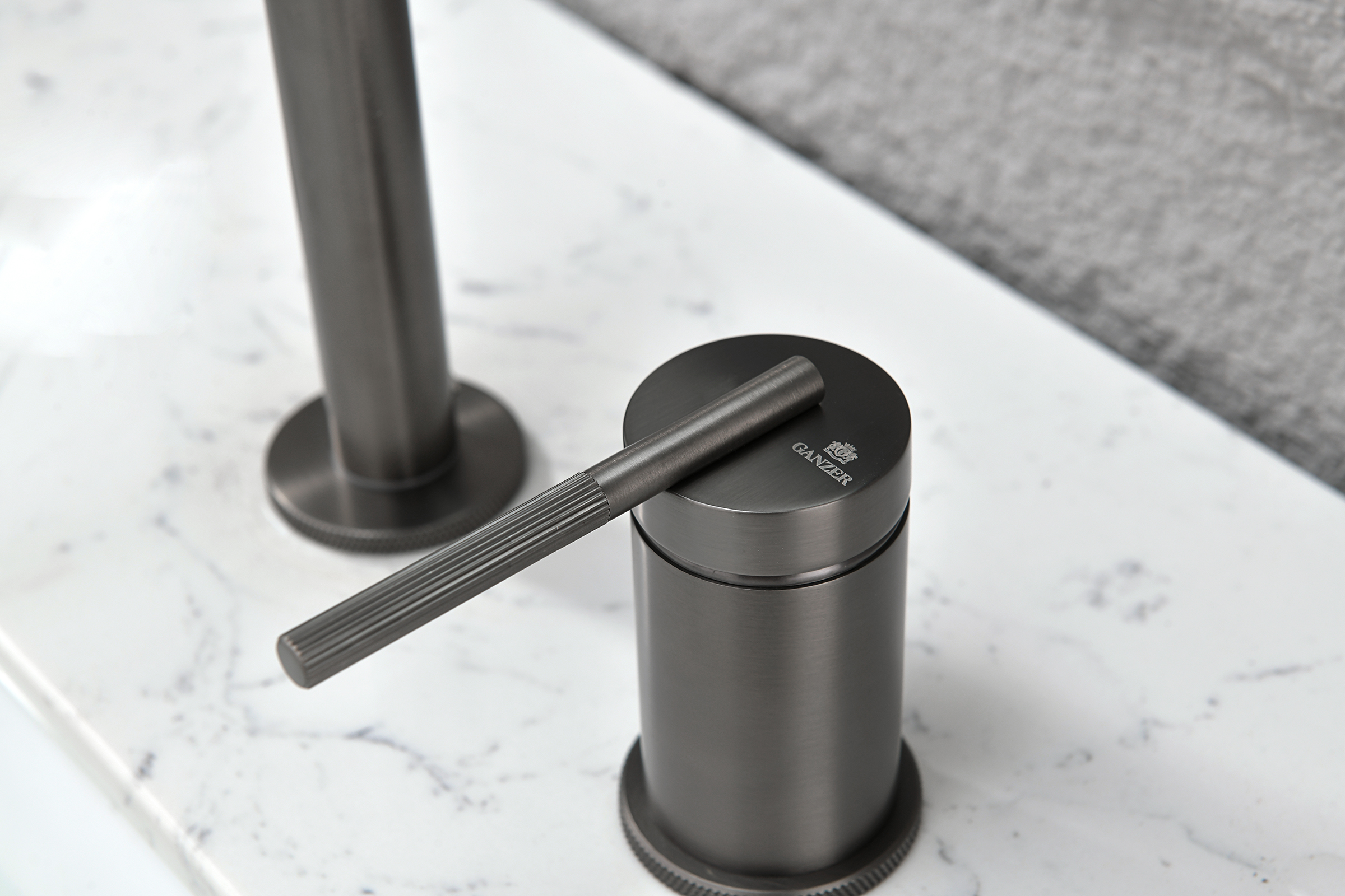 19114-Q Смеситель на борт раковины (2-отв,ГРАФИТ)  GANZER (10/1шт)