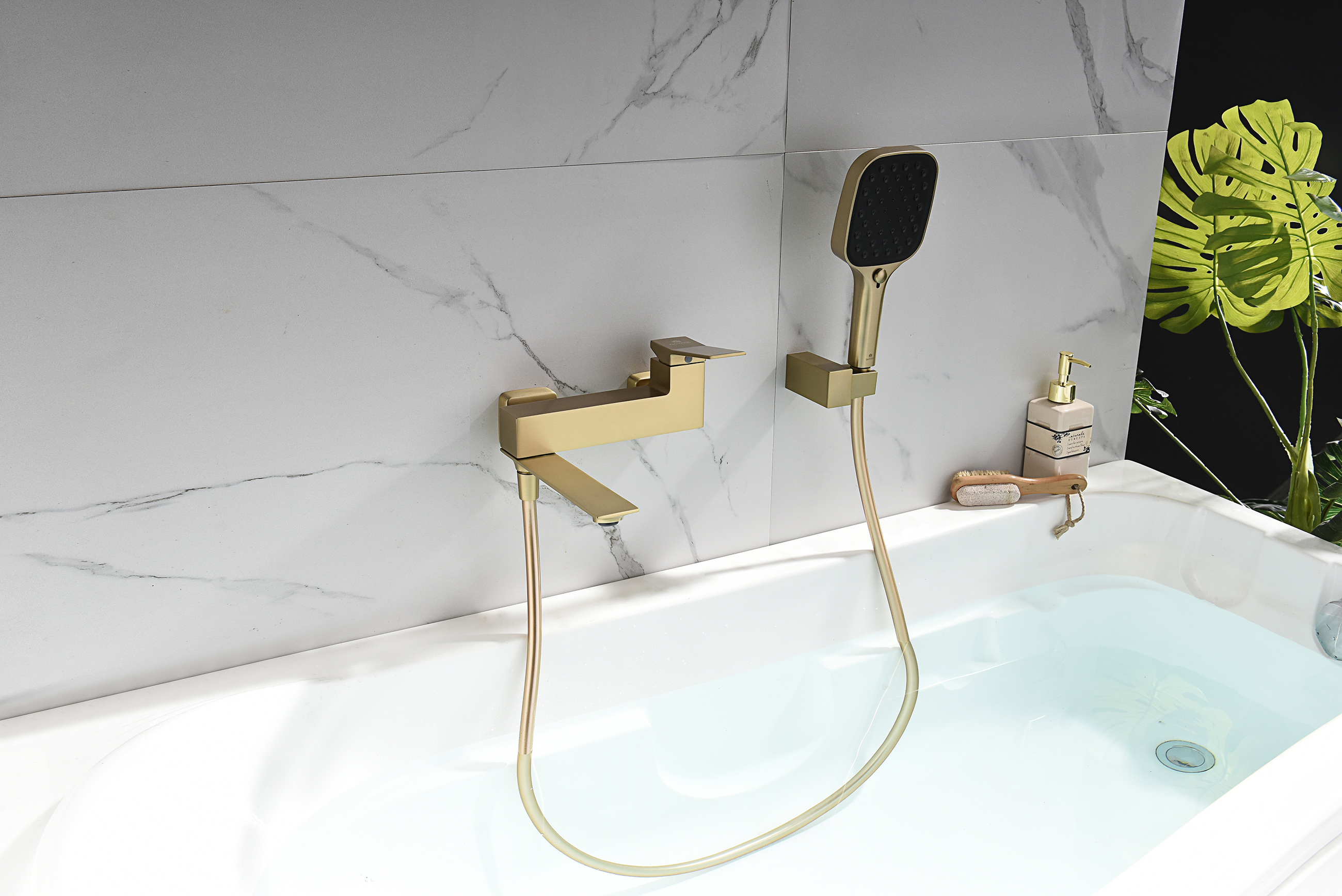 05132-S Смеситель од. для ванны кор. (Мат. Золото)  GANZER  (8/1шт)