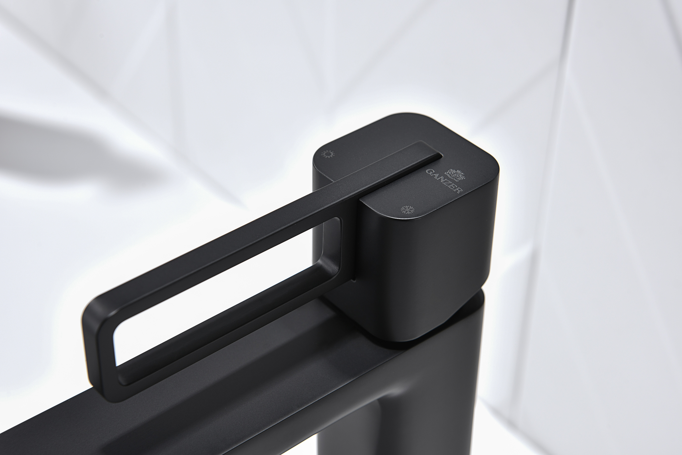 12112-C Смеситель од. для раковины-чаши (ЧЕРНЫЙ) GANZER (10/1шт)