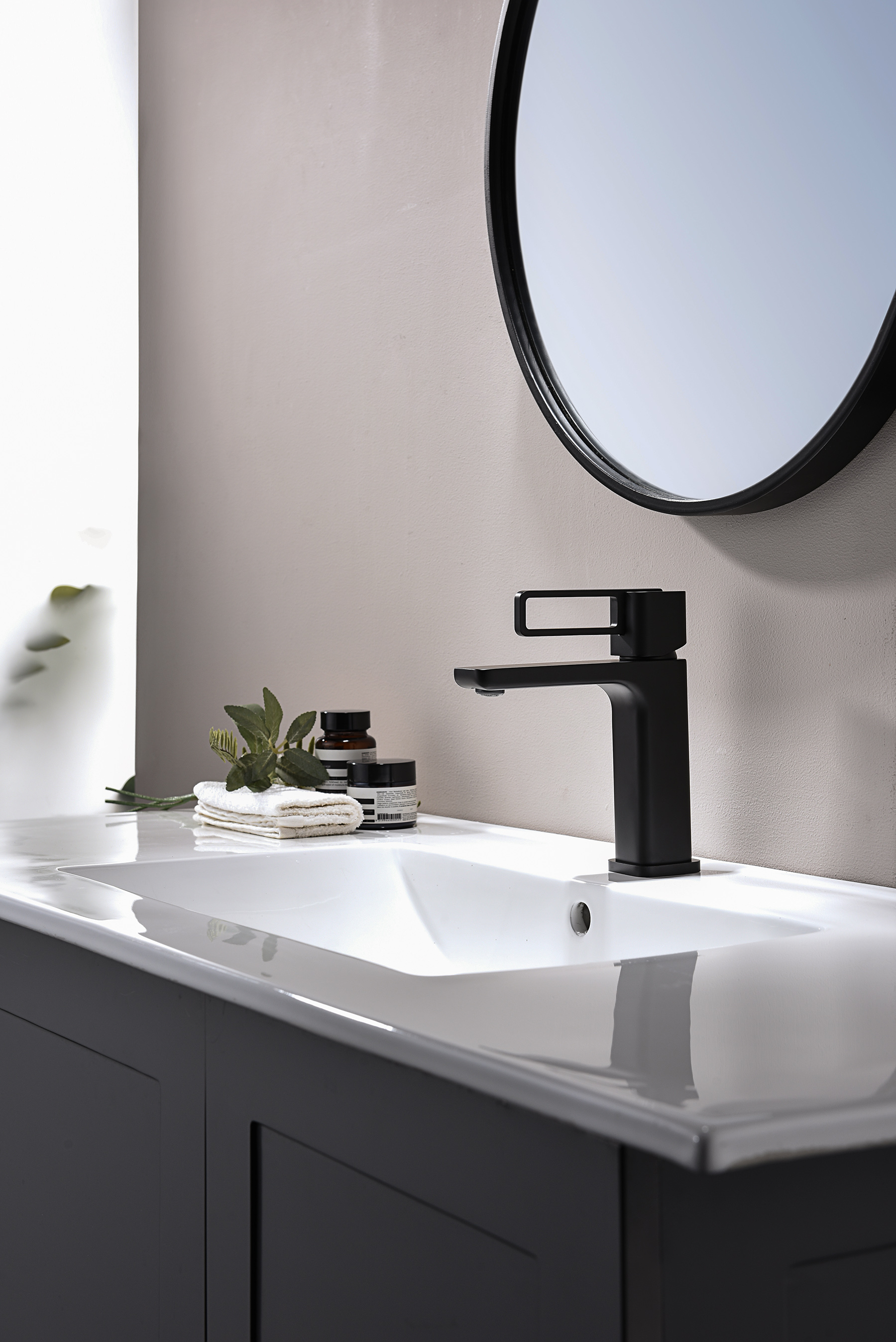 12111-C Смеситель од. для раковины (ЧЕРНЫЙ) GANZER (10/1шт)