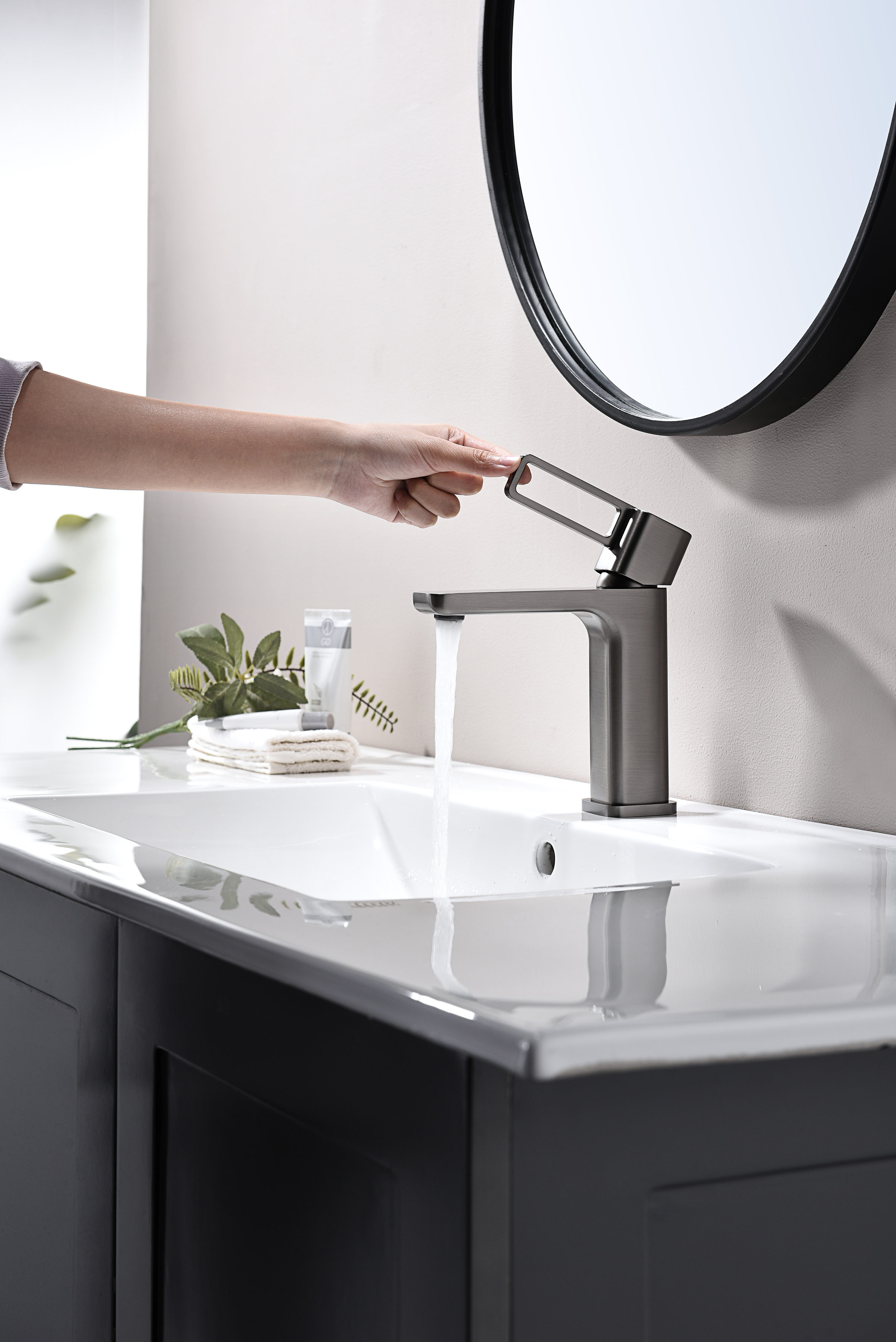 12111-Q Смеситель од. для раковины (ГРАФИТ) GANZER (10/1шт)