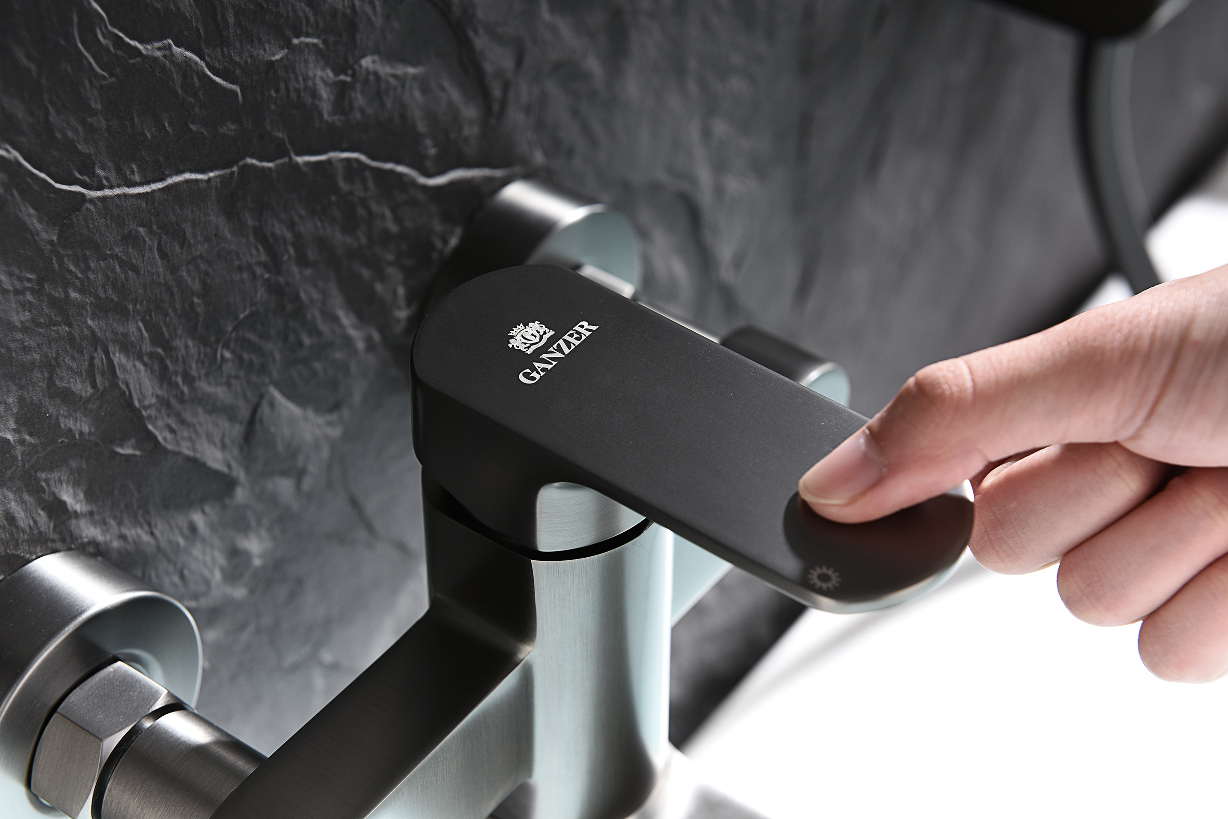 06132-Q Смеситель од. для ванны кор. (ГРАФИТ)  GANZER  (8/1шт)