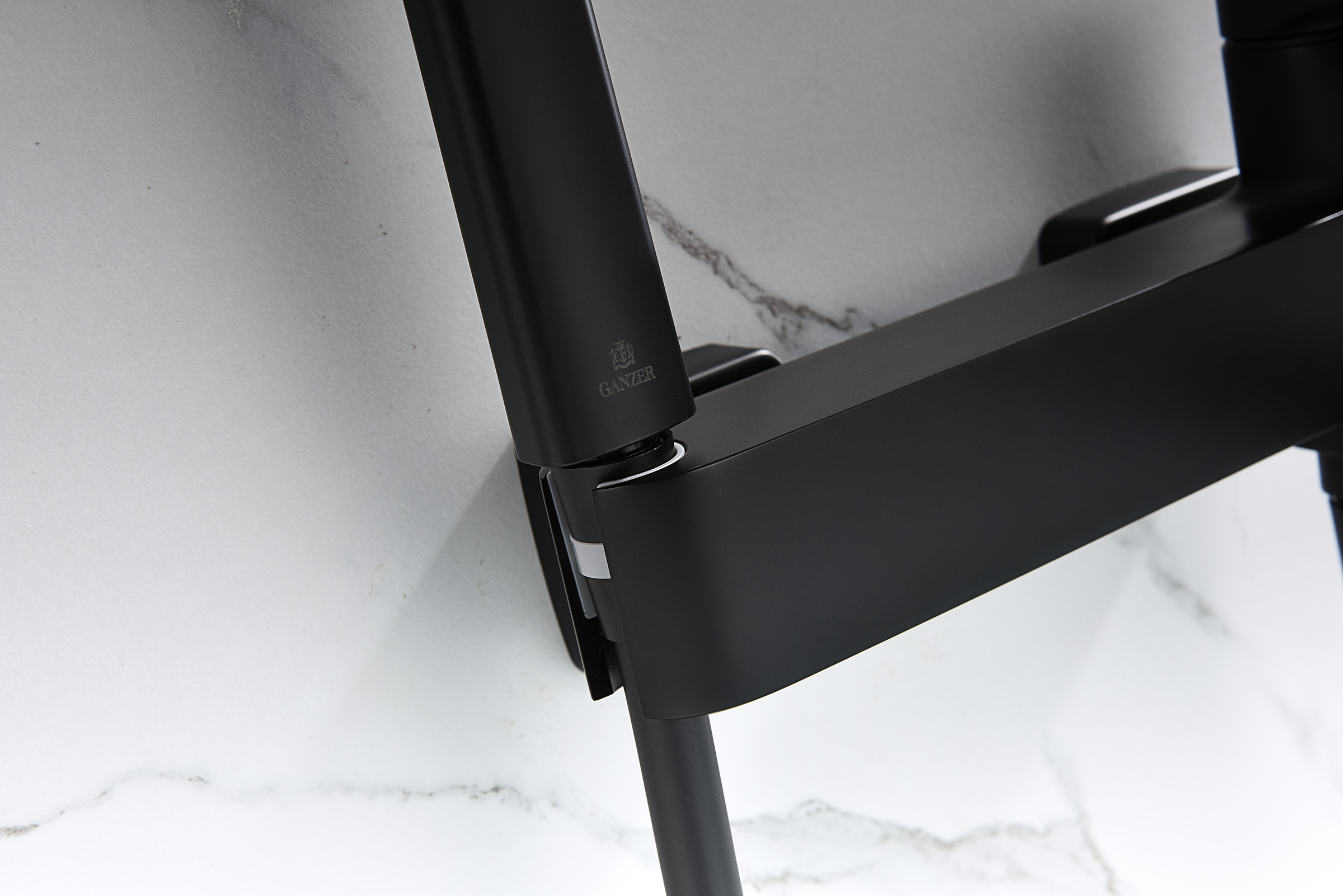 07132-C Смеситель од. для ванны кор. (ЧЕРНЫЙ)  GANZER  (8/1шт)