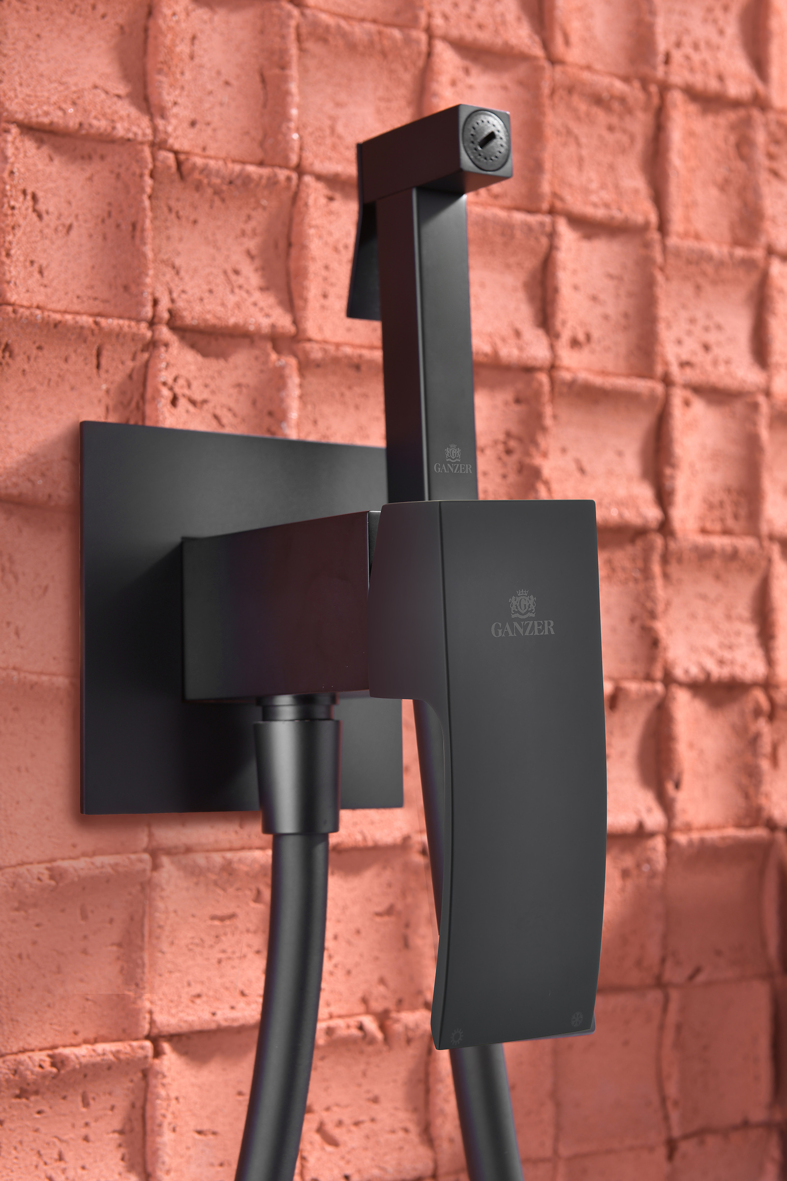 44157-C Смеситель встраиваемый с ГИГ. душем (ЧЕРНЫЙ) GANZER (10/1шт)