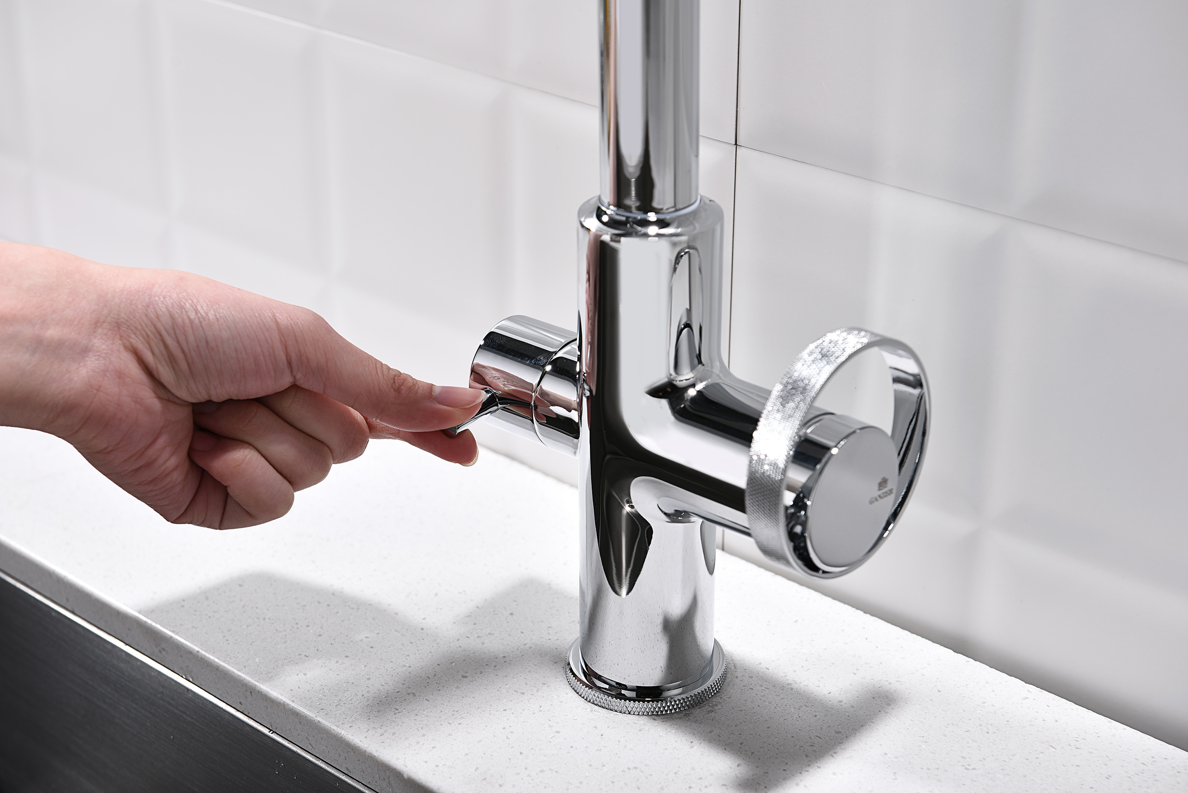 19127 Смес. для кухни с гиб МАГ. изл. и под. фильт. (ХРОМ+ЧЕР.) GANZER (10/1шт)