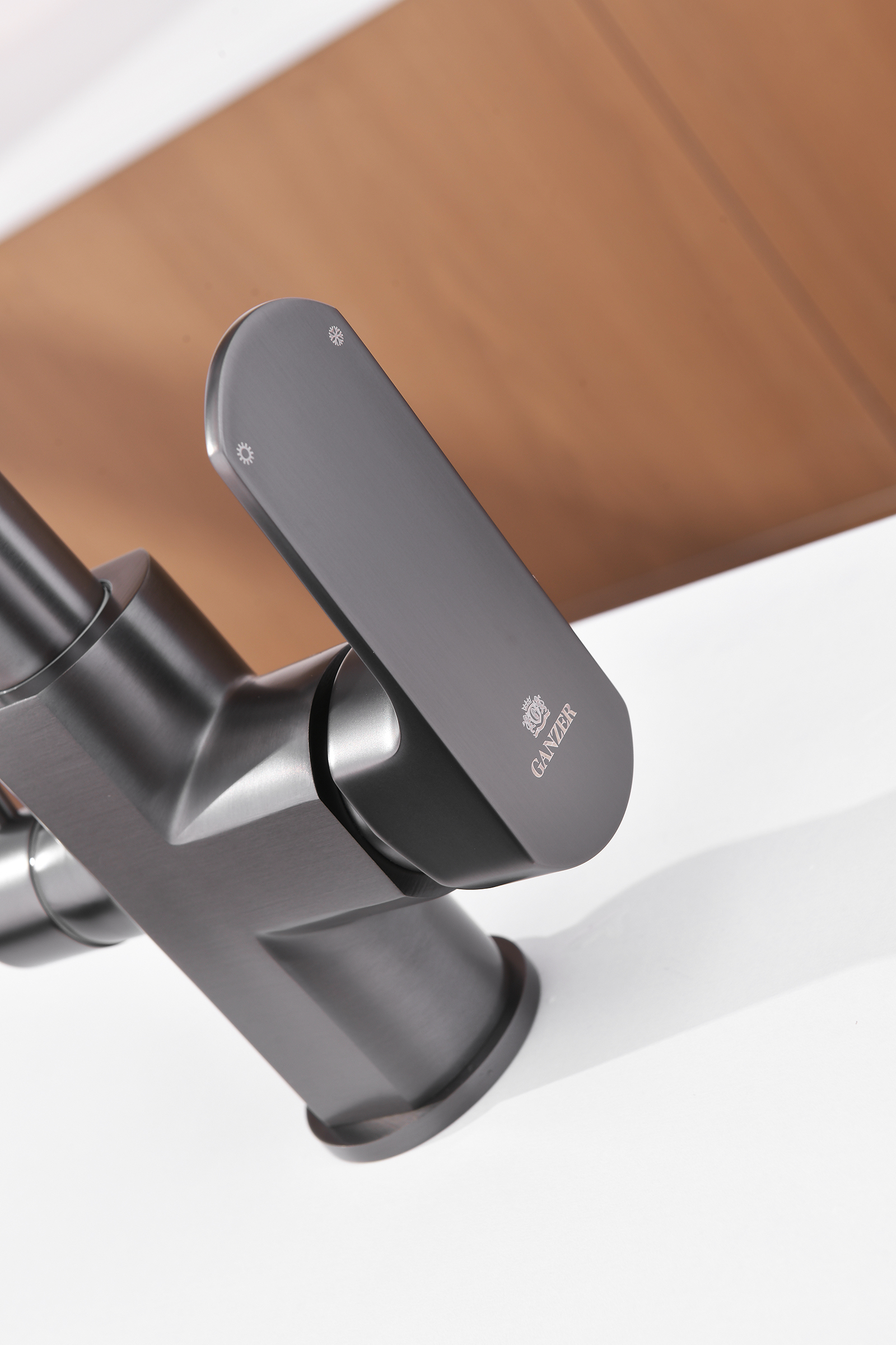 06127-Q Смеситель для кухни с гиб. изл. и под. фильтра (ГРАФИТ) GANZER (10/1шт)