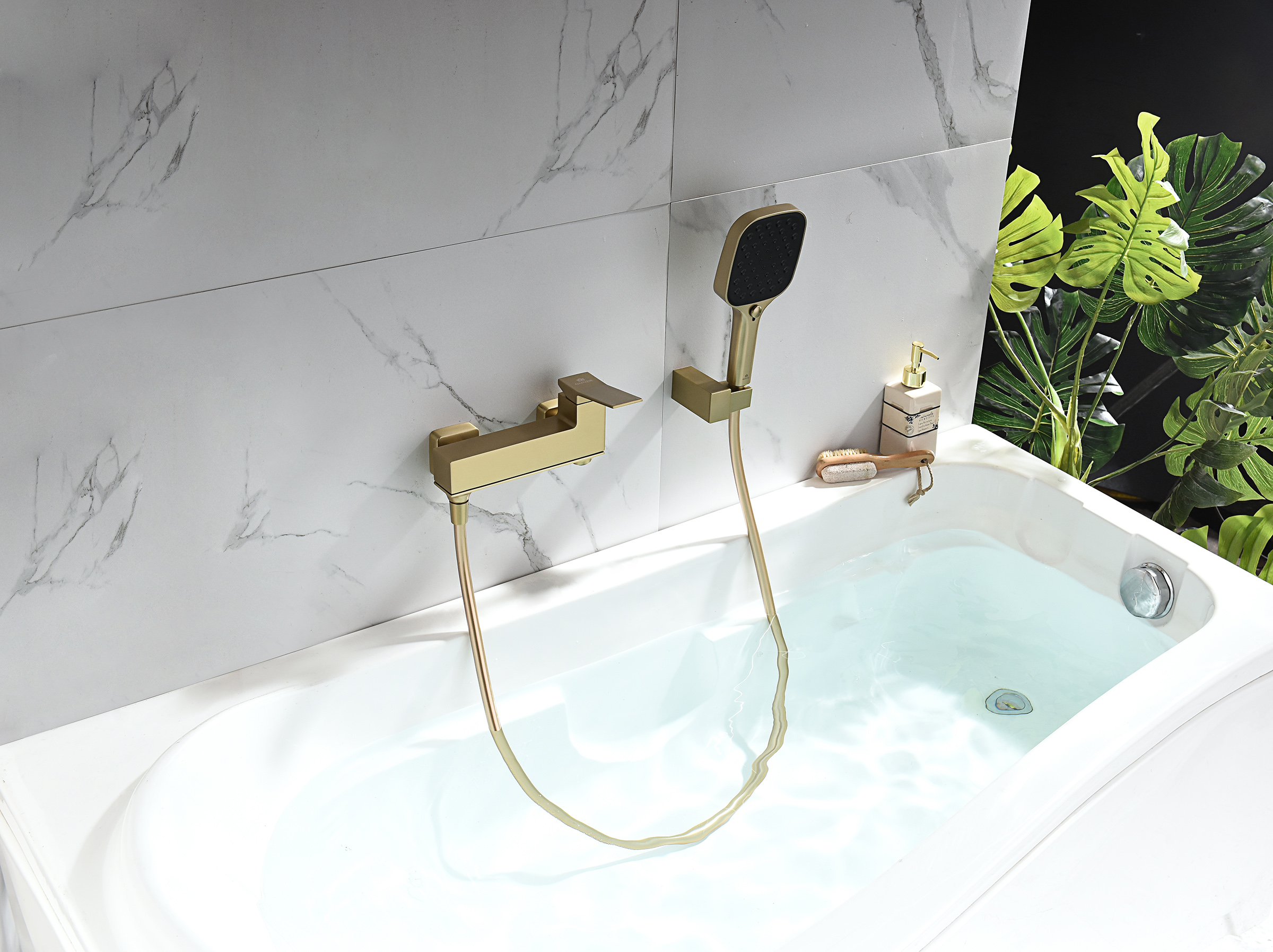 05132-S Смеситель од. для ванны кор. (Мат. Золото)  GANZER  (8/1шт)