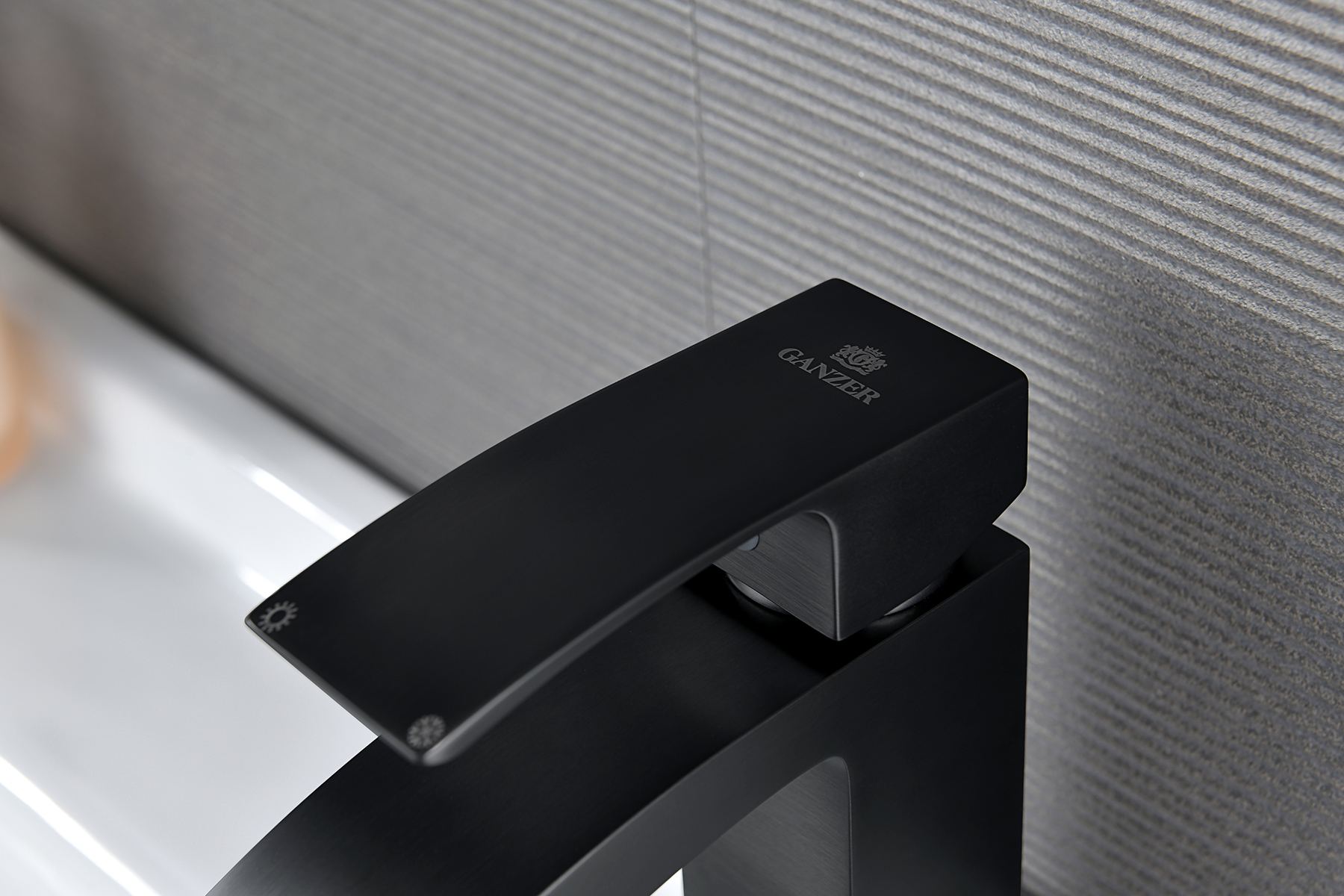 44111-C Смеситель од. для раковины (ЧЕРНЫЙ) GANZER (10/1шт)