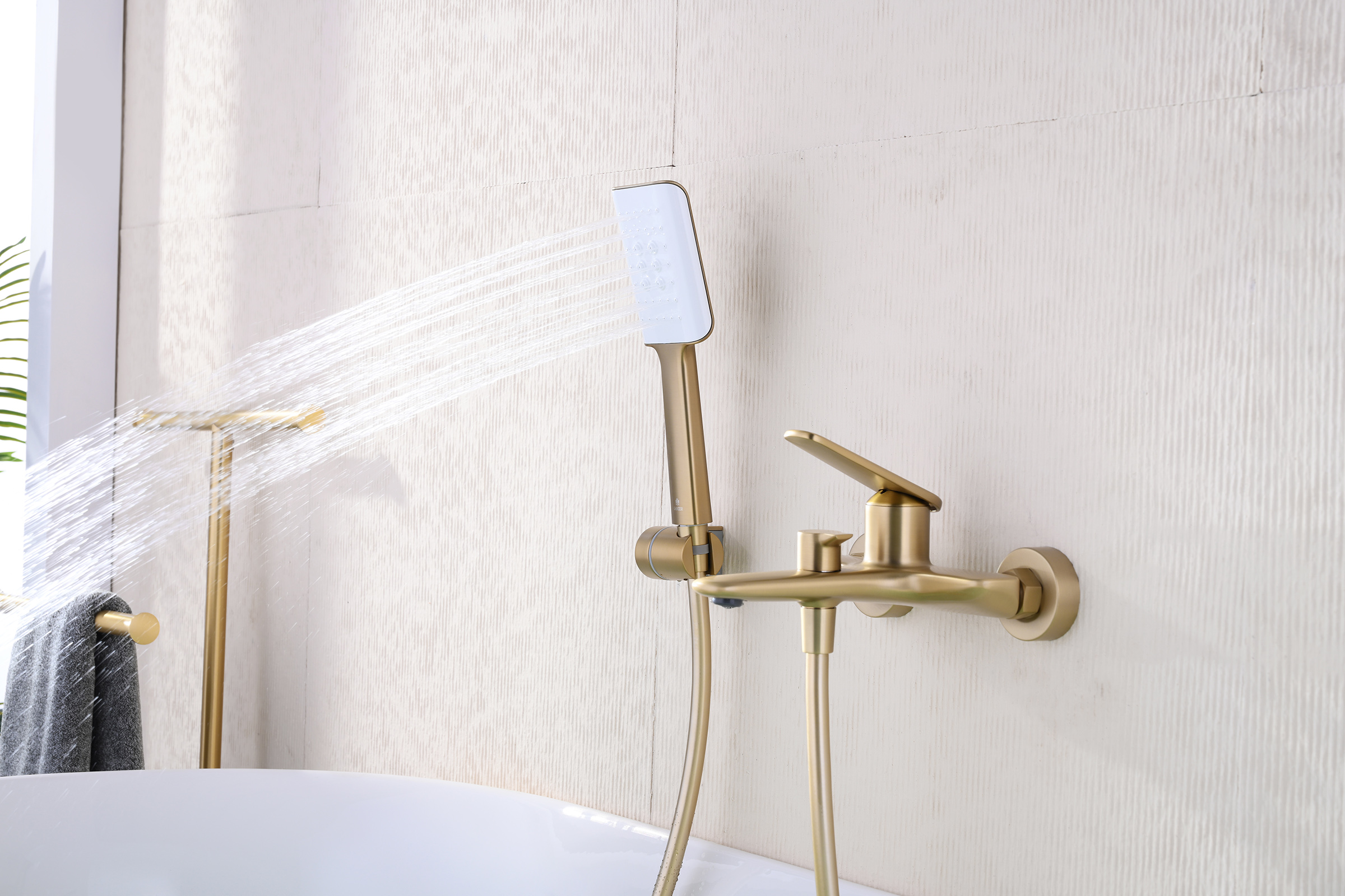 02131-S Смеситель од. для ванны кор. (Мат. Золото)  GANZER  (8/1шт)