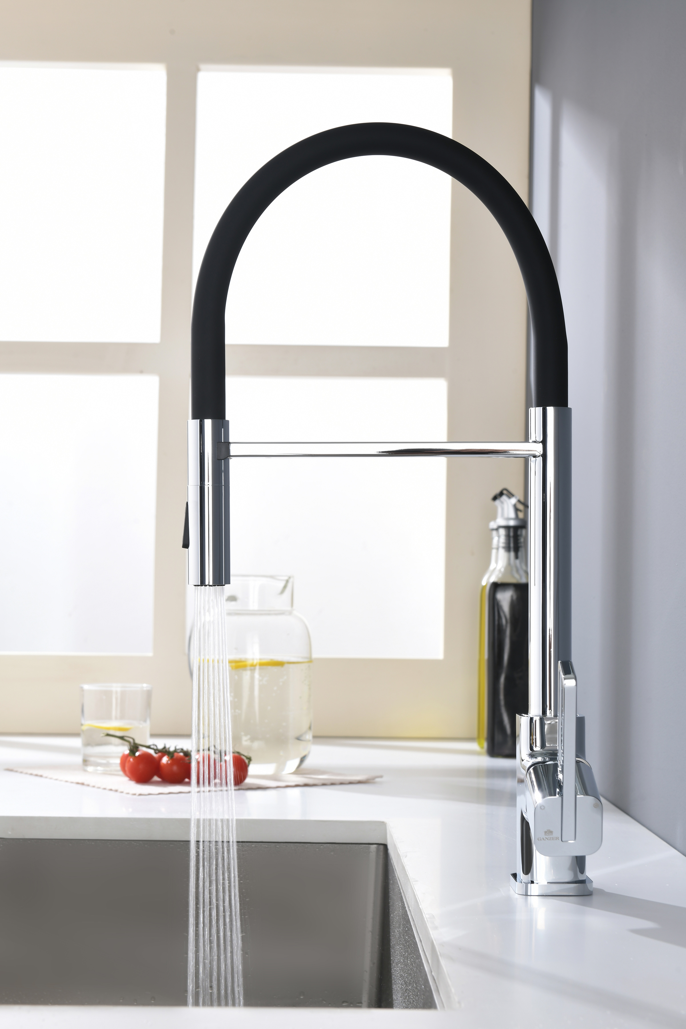 12127 Смеситель для кухни с гиб. МАГНИТ. изливом (ХРОМ+ЧЕР.) GANZER (10/1шт)