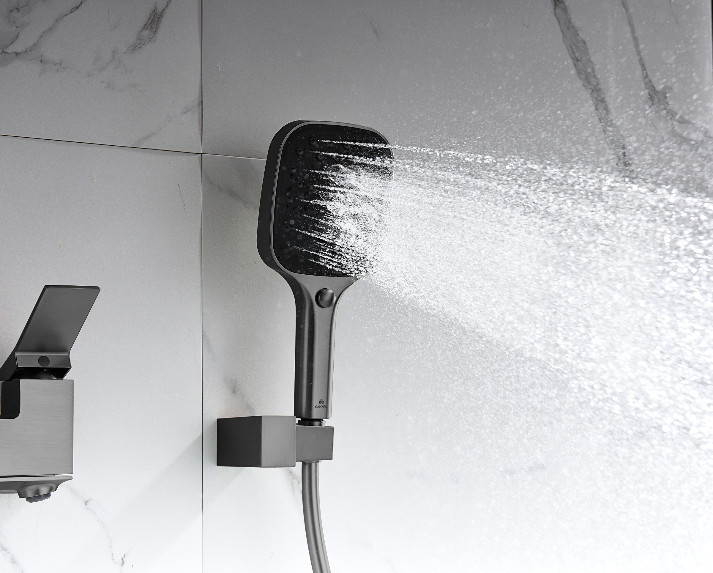 05132-Q Смеситель од. для ванны кор. (ГРАФИТ)  GANZER  (8/1шт)