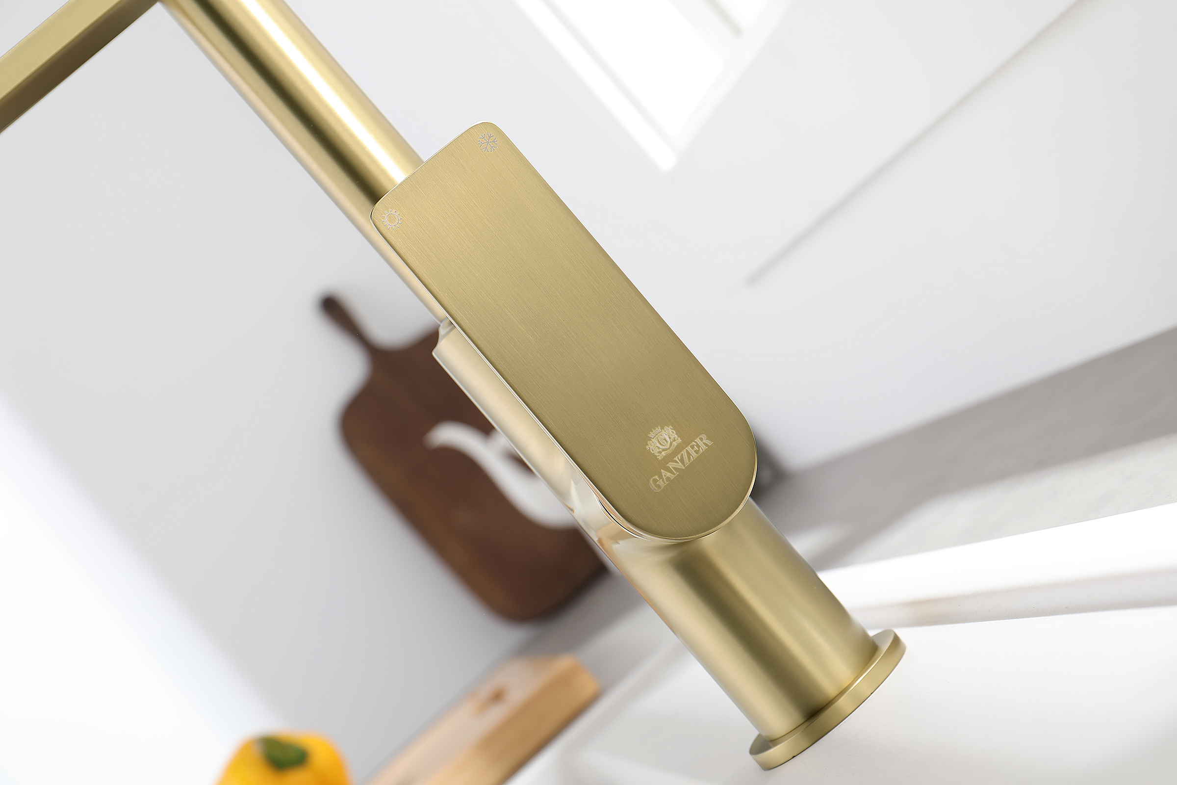 07126-S Смеситель для кухни с гиб. МАГНИТ. изливом (Мат. Золото+ЧЕР.) GANZER (10/1шт)