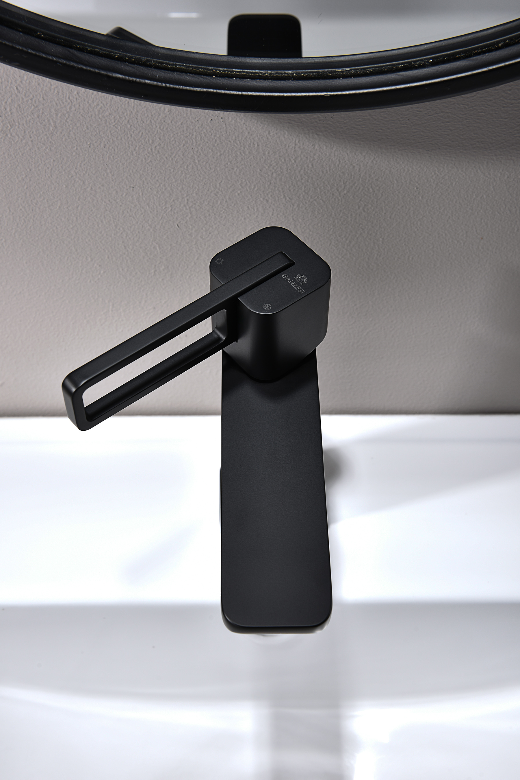 12111-C Смеситель од. для раковины (ЧЕРНЫЙ) GANZER (10/1шт)