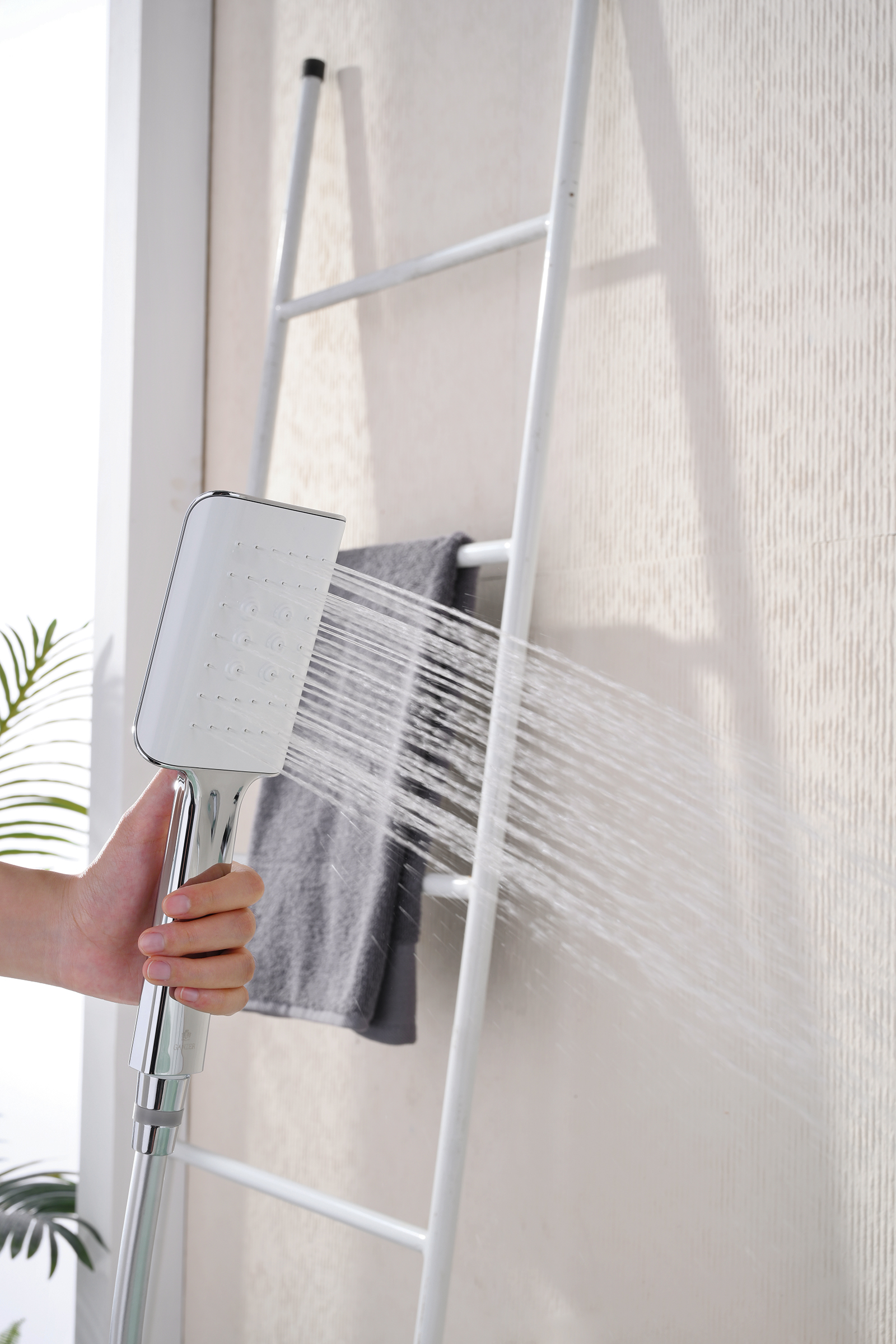 02131 Смеситель од. для ванны кор. (ХРОМ)  GANZER  (8/1шт)