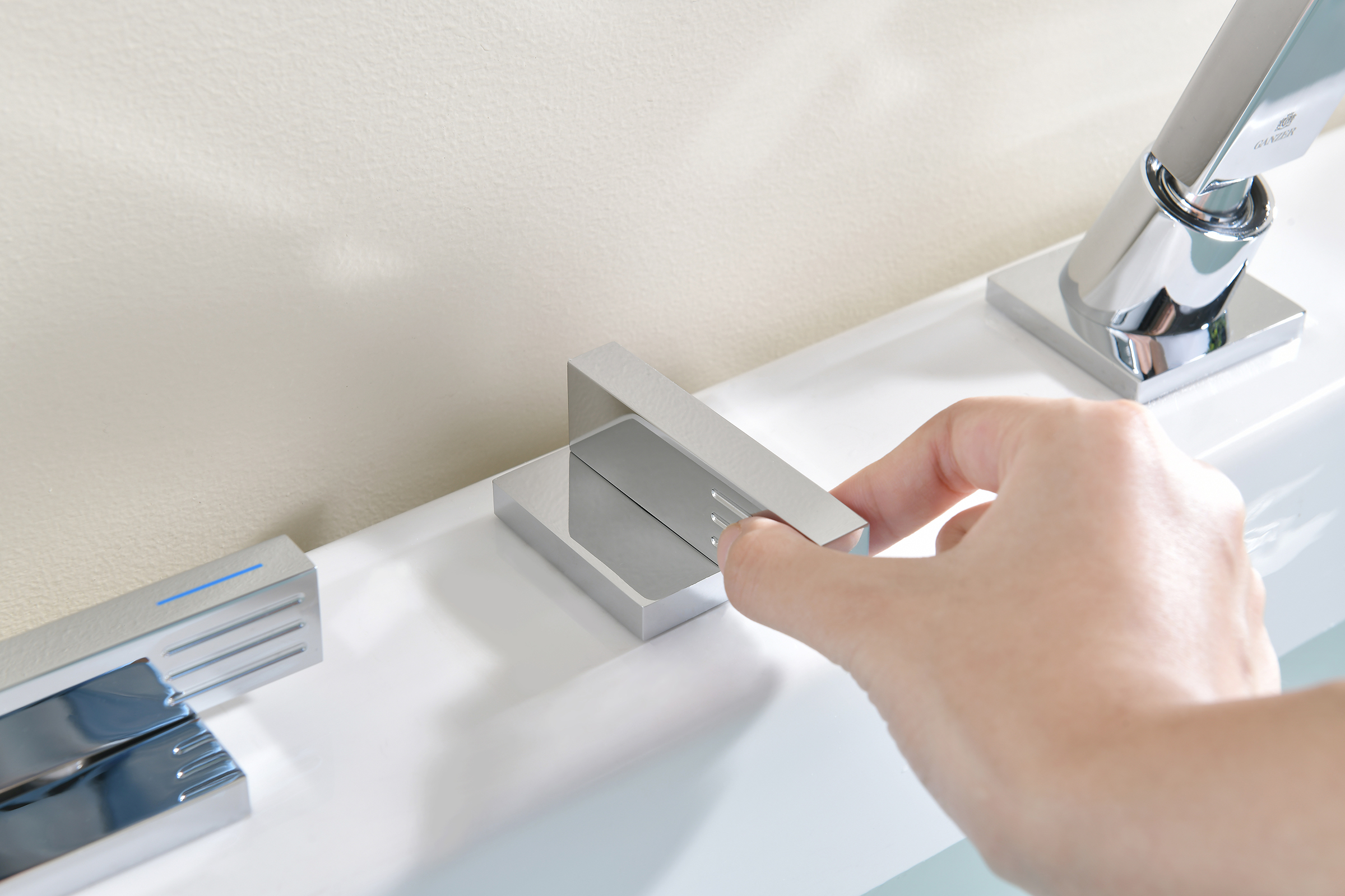 01133 Смеситель на борт ванны (5-отв,ХРОМ)  GANZER (10/1шт)