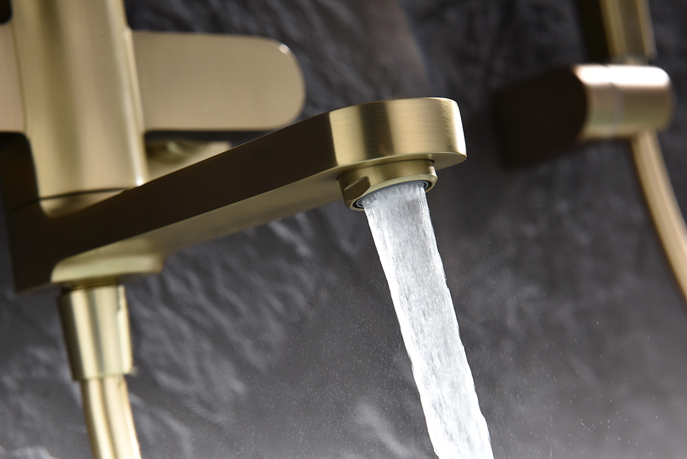 06132-S Смеситель од. для ванны кор. (Мат. Золото)  GANZER  (8/1шт)