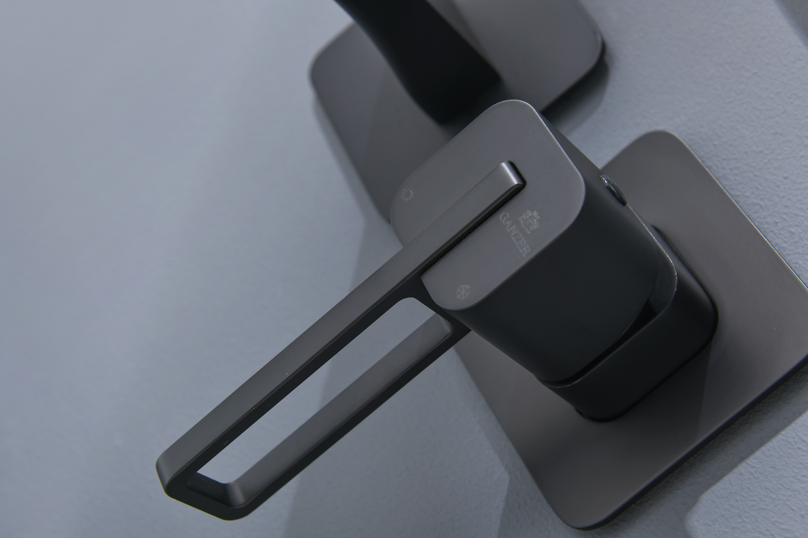 12144-C Встроенный смес для рак. (ЧЕРНЫЙ) GANZER  (10/1шт)