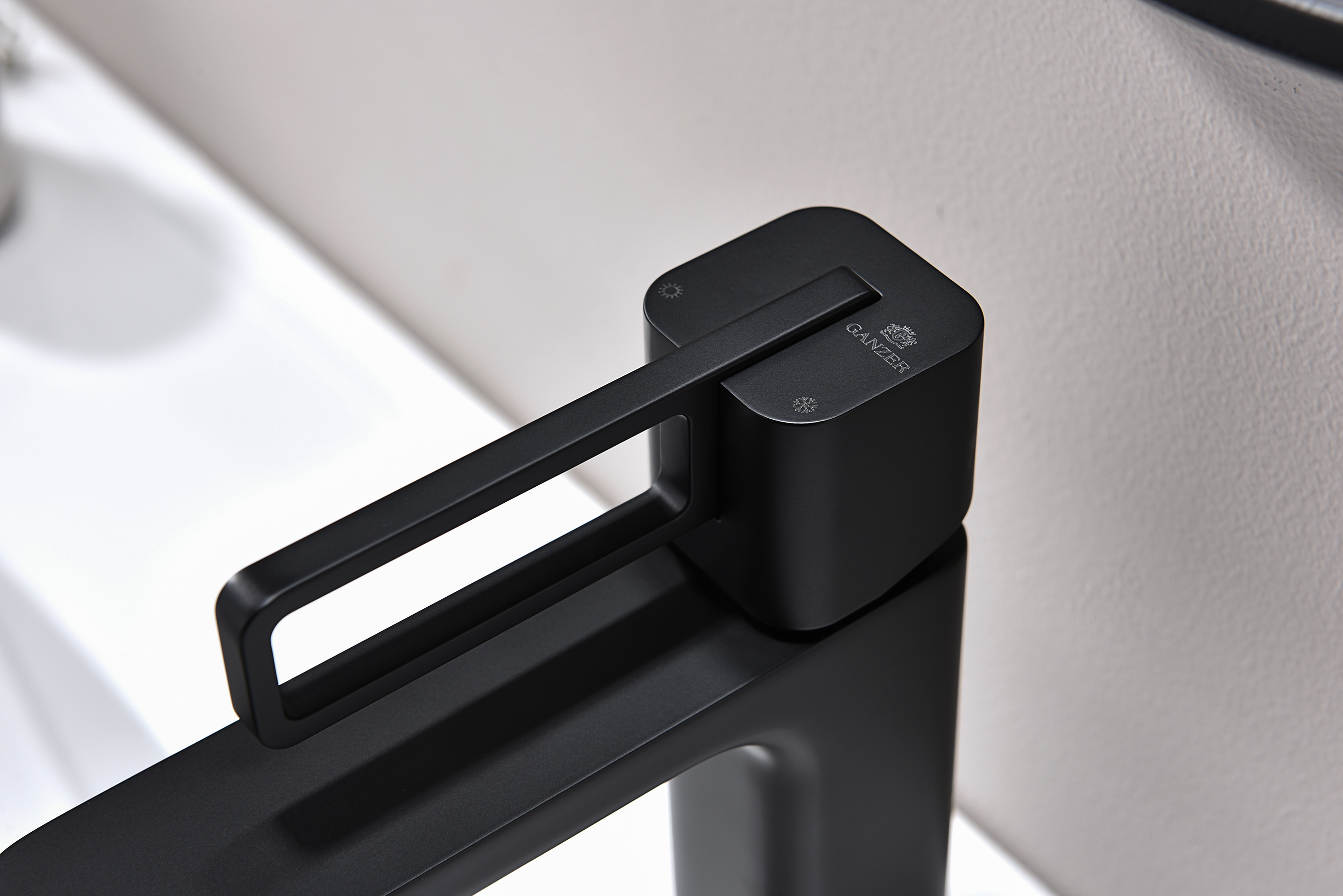 12111-C Смеситель од. для раковины (ЧЕРНЫЙ) GANZER (10/1шт)