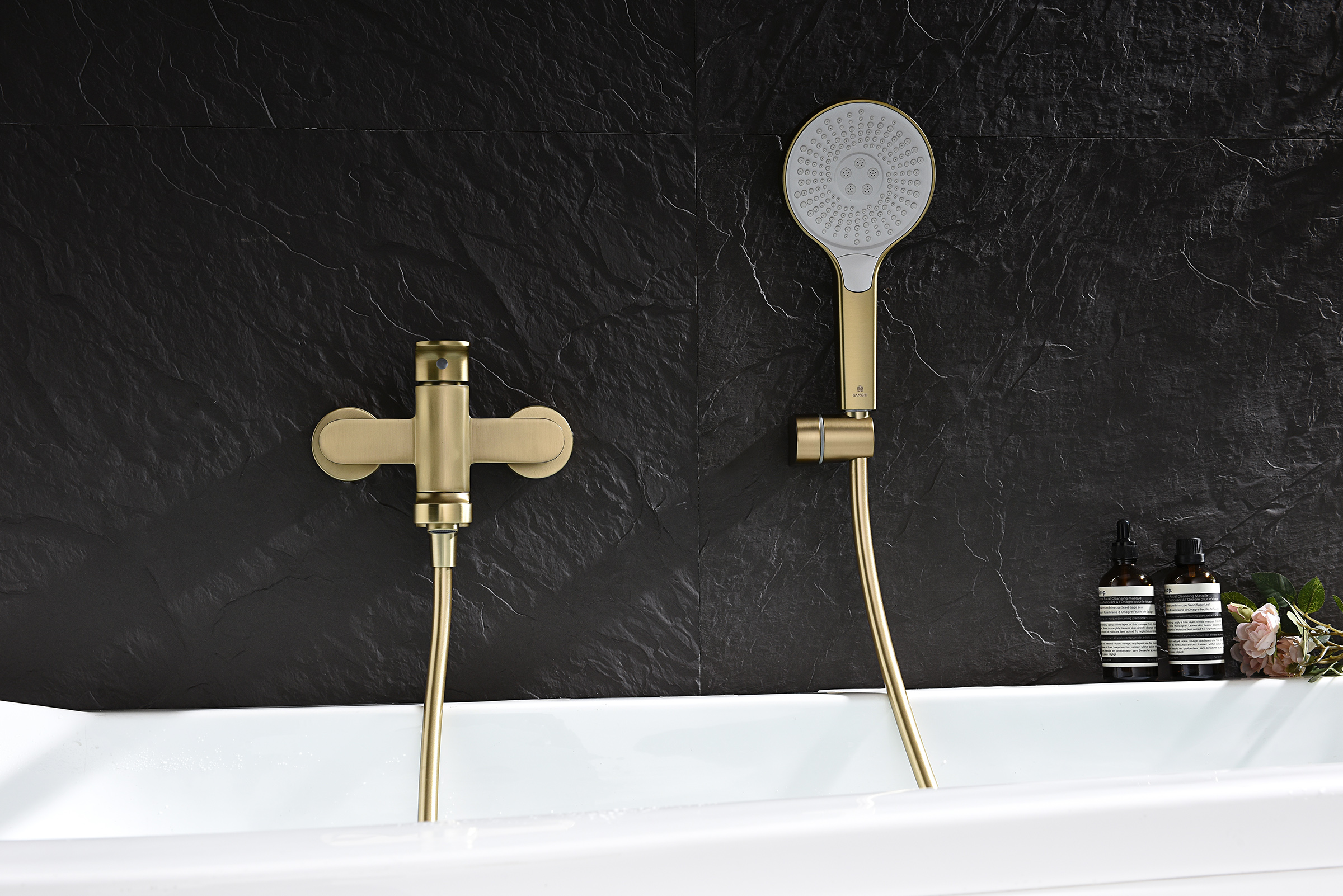 06132-S Смеситель од. для ванны кор. (Мат. Золото)  GANZER  (8/1шт)