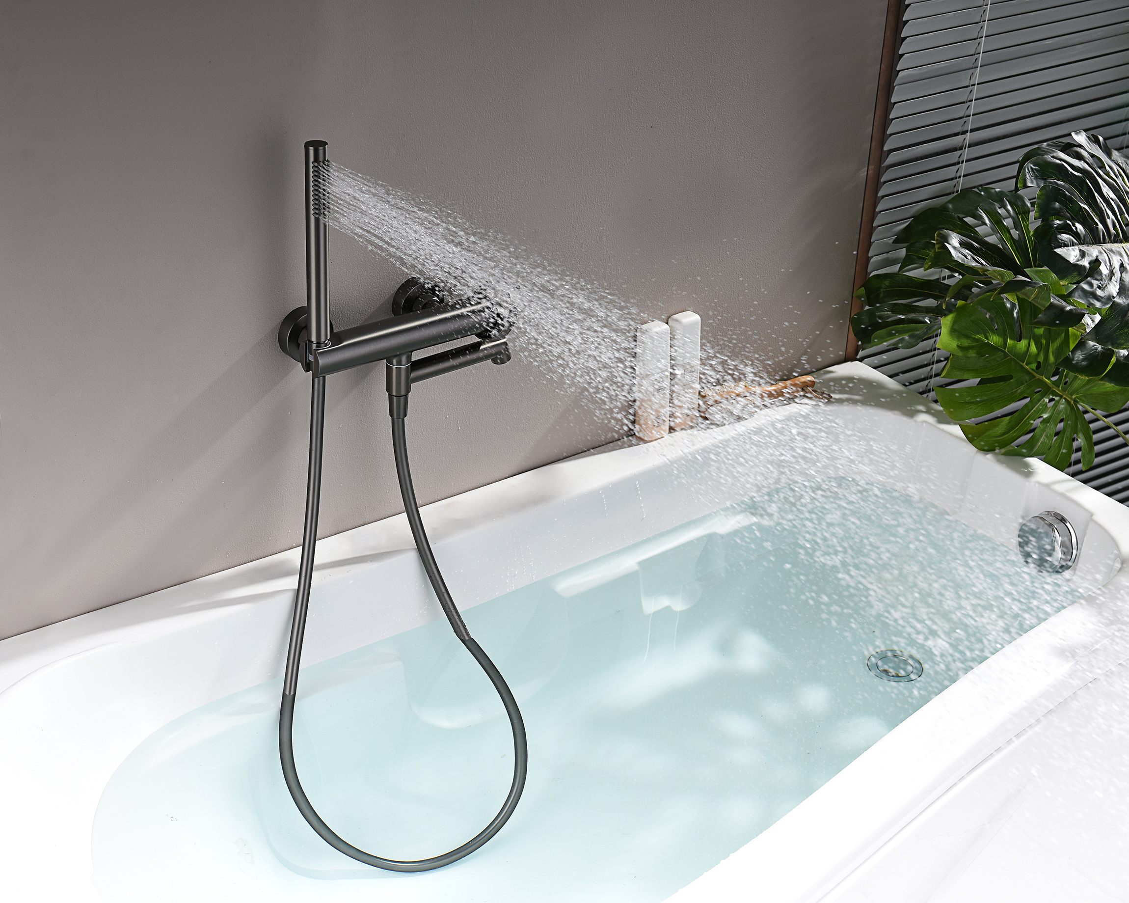 19132-Q Смеситель од. для ванны кор. (ГРАФИТ)  GANZER  (8/1шт)