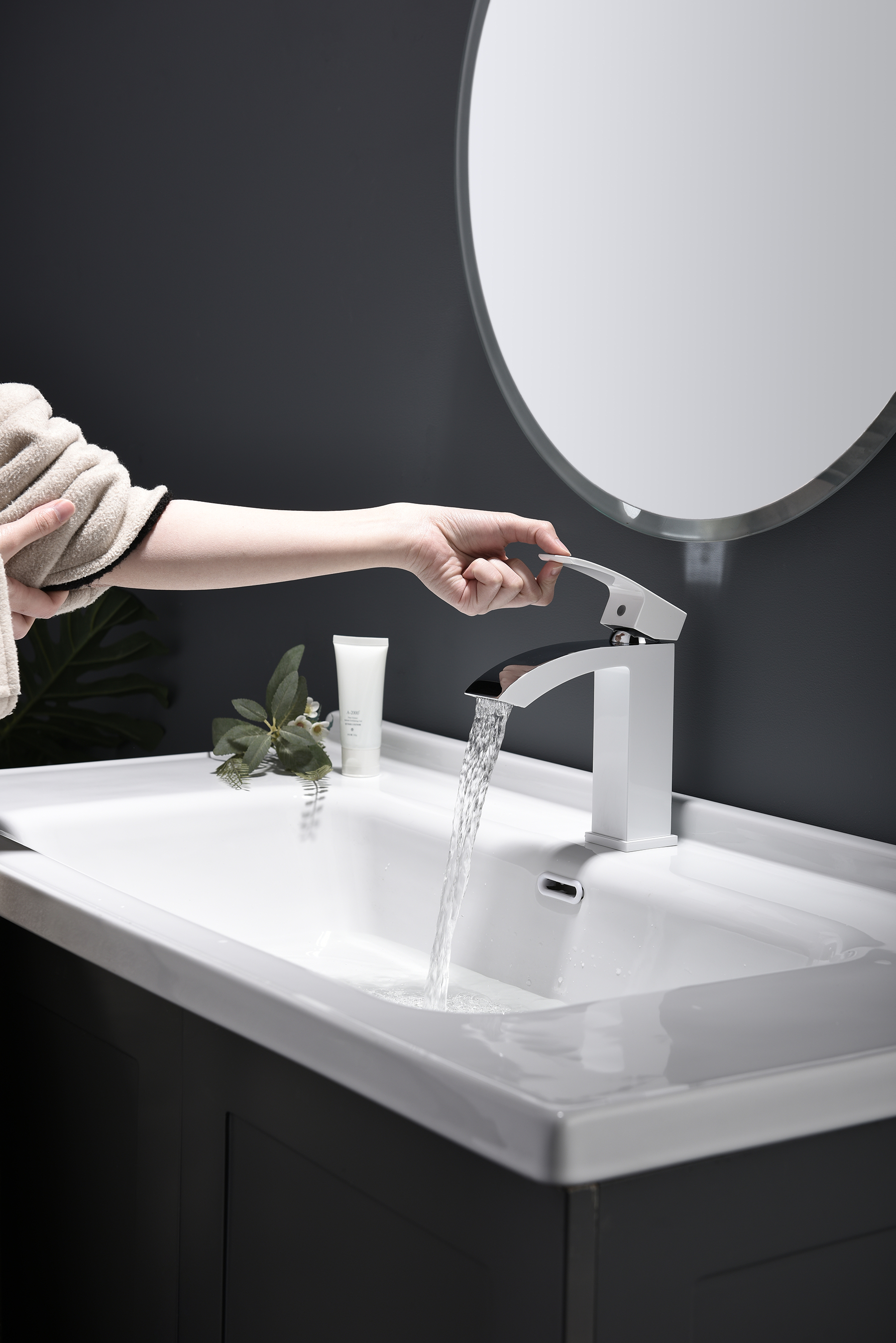 44111-F Смеситель од. для раковины (БЕЛЫЙ) GANZER (10/1шт)