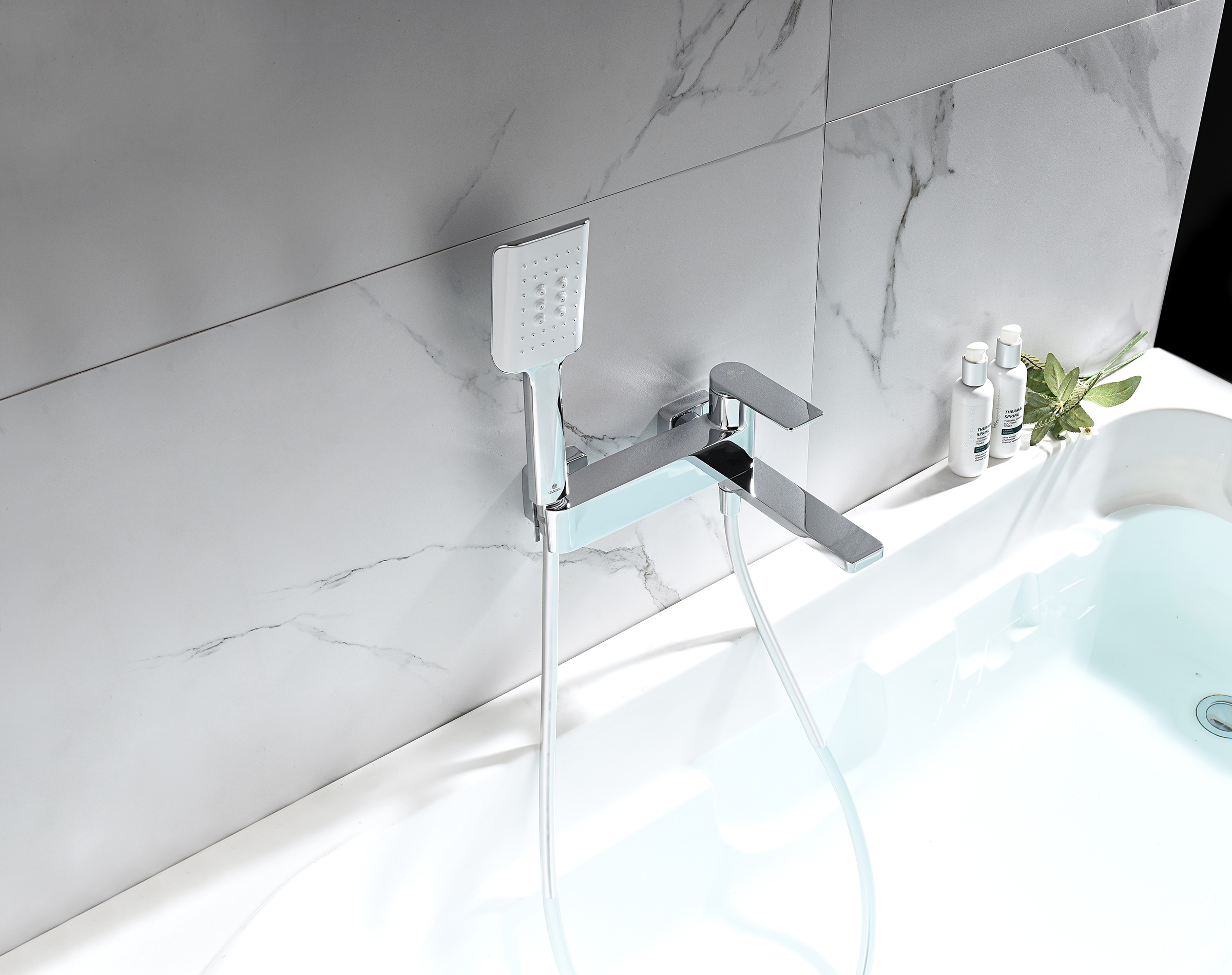 07132 Смеситель од. для ванны кор. (ХРОМ)  GANZER  (8/1шт)