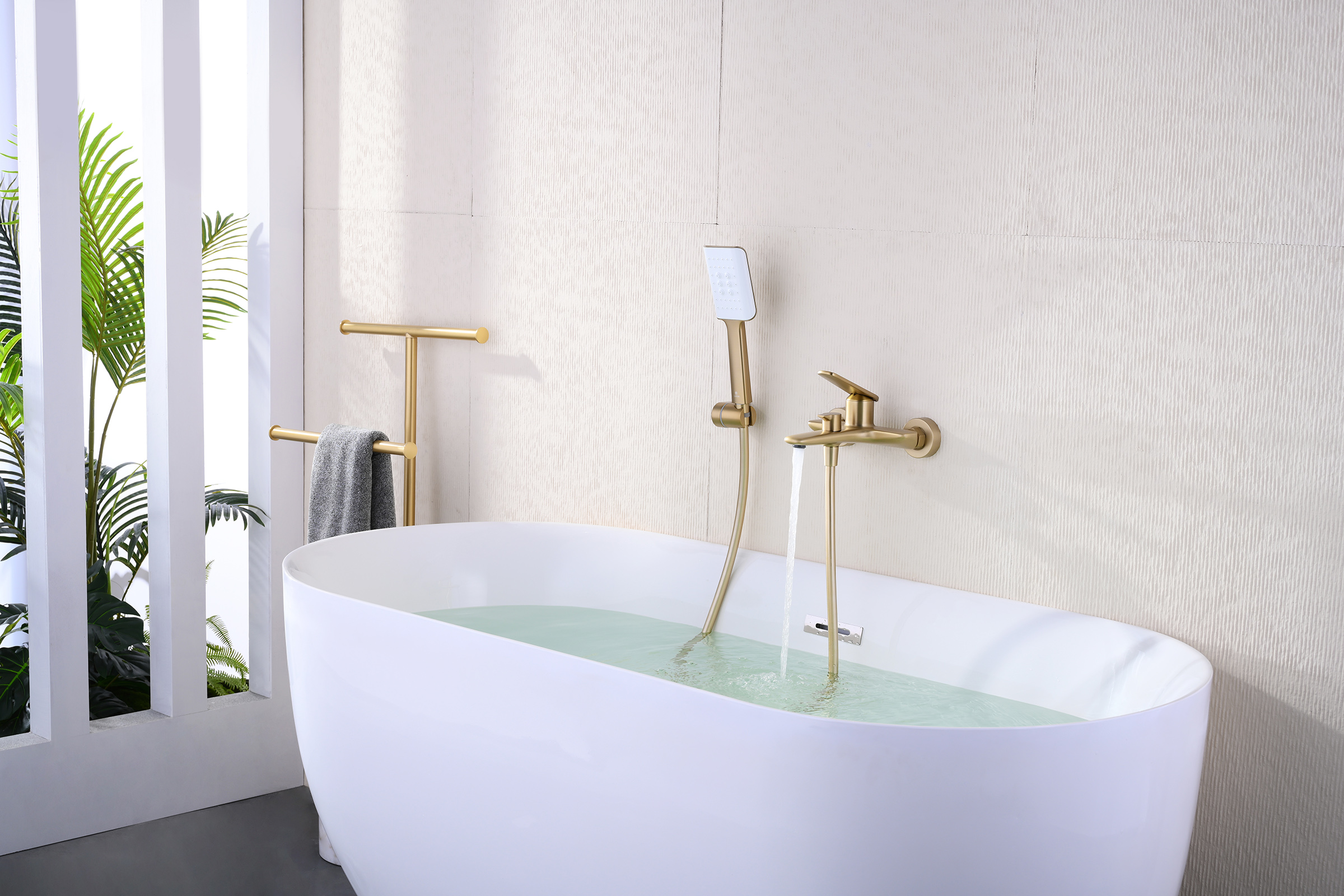 02131-S Смеситель од. для ванны кор. (Мат. Золото)  GANZER  (8/1шт)