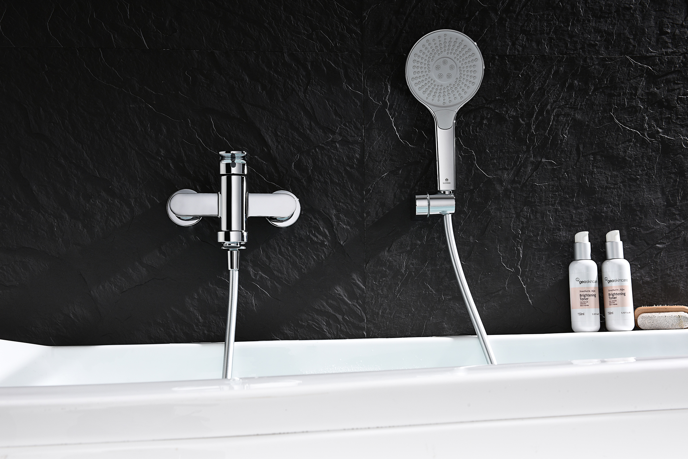 06132 Смеситель од. для ванны кор. (ХРОМ)  GANZER  (8/1шт)