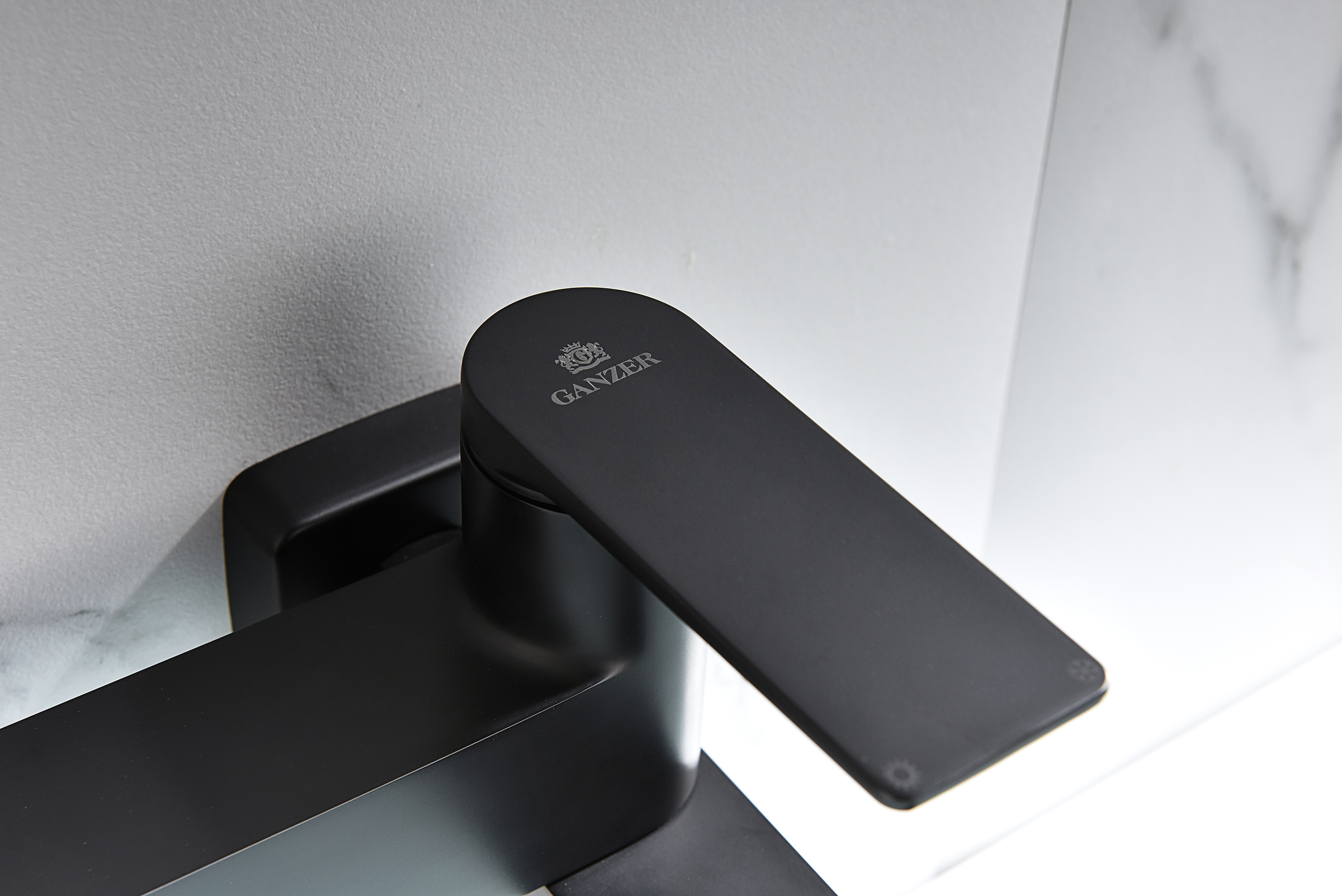 07132-C Смеситель од. для ванны кор. (ЧЕРНЫЙ)  GANZER  (8/1шт)