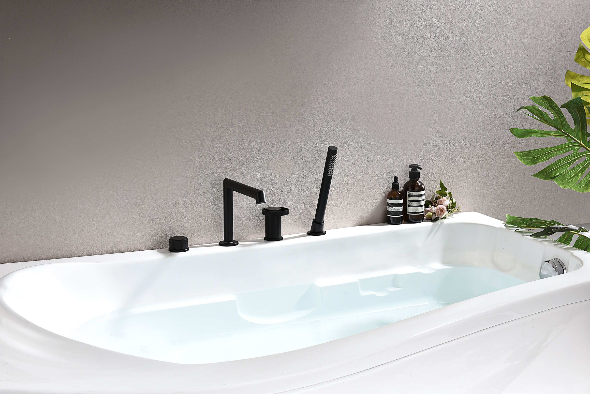 19133-C Смеситель на борт ванны (4-отв,ЧЕРНЫЙ)  GANZER (6/1шт)