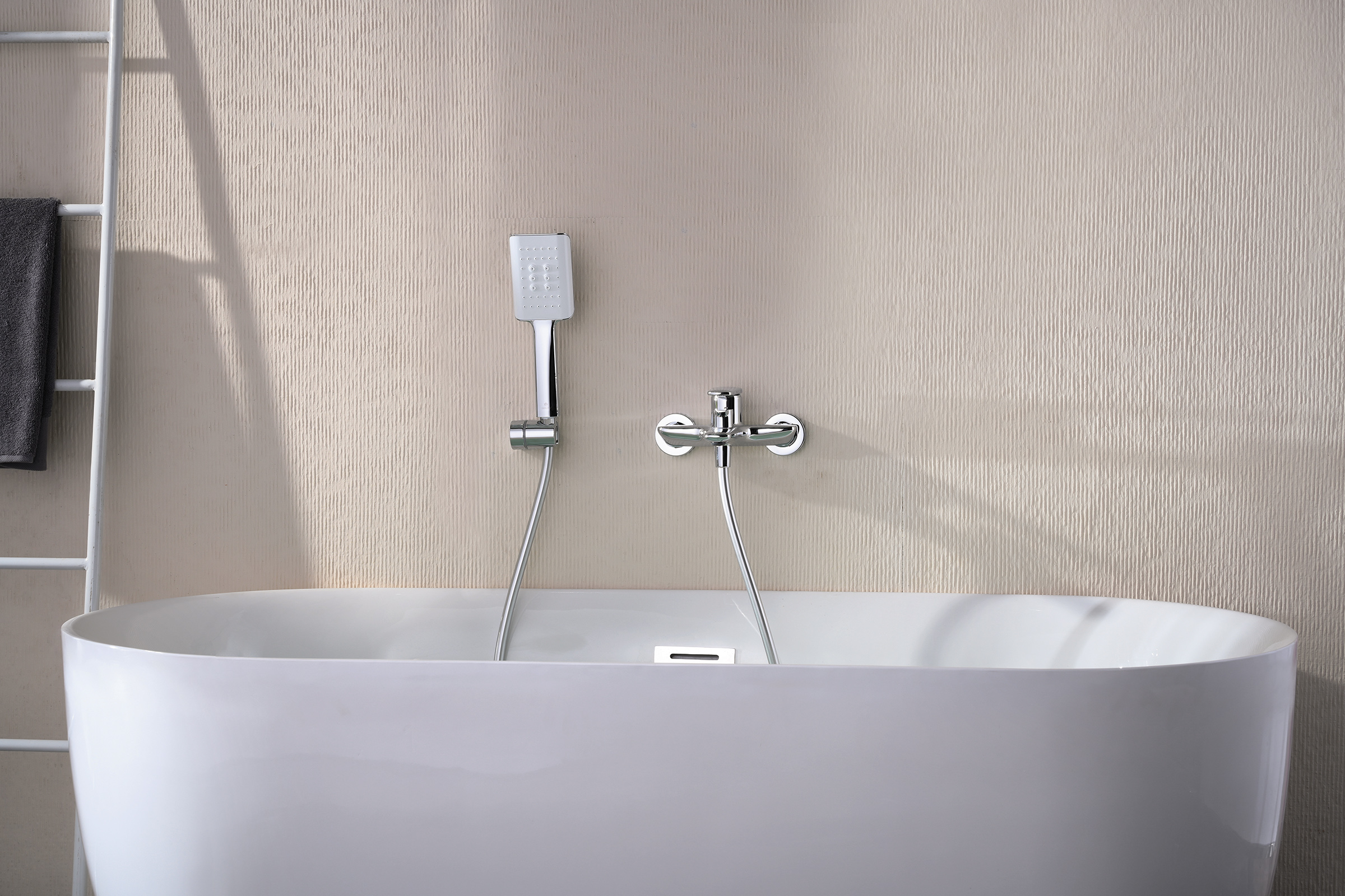 02131 Смеситель од. для ванны кор. (ХРОМ)  GANZER  (8/1шт)