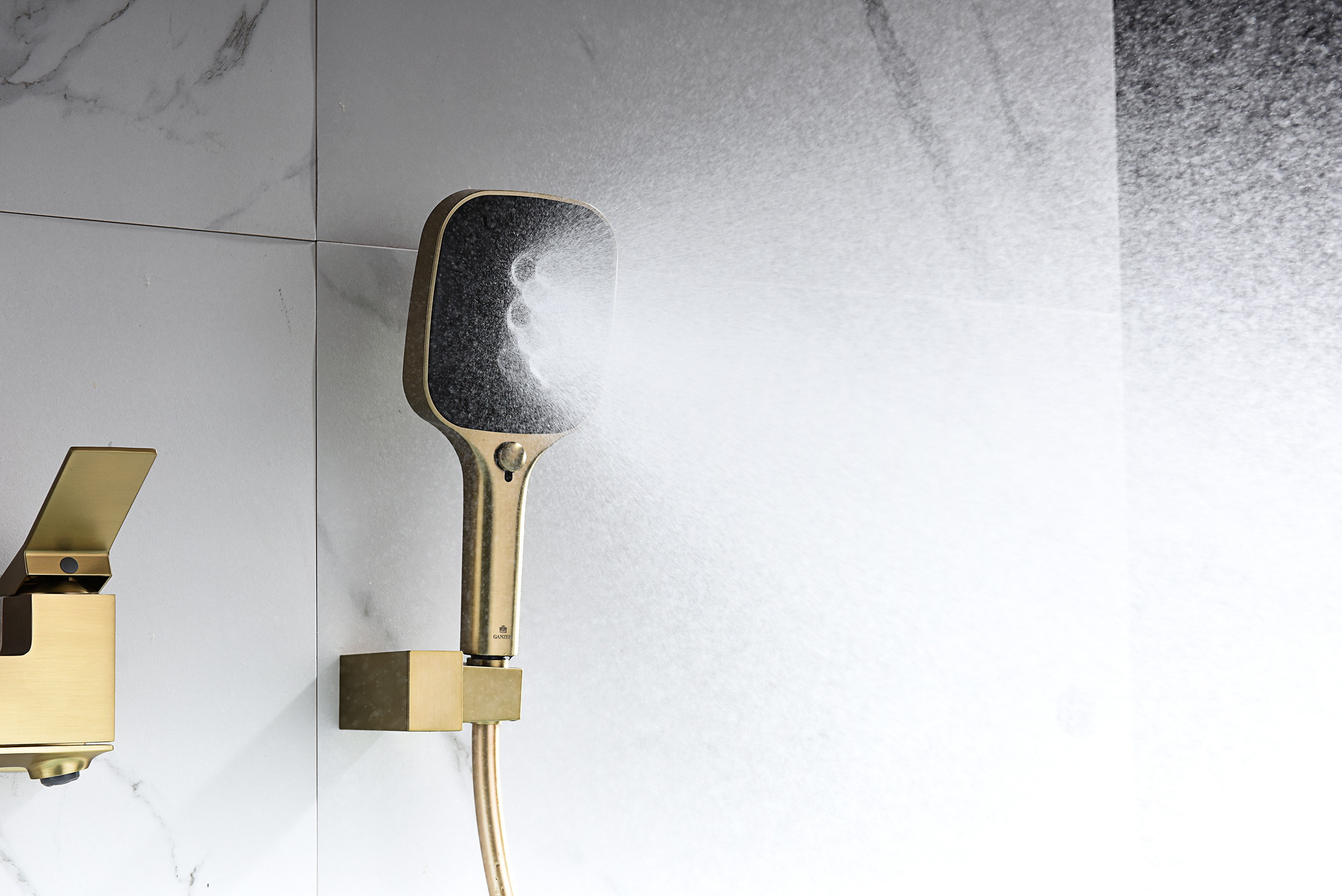 05132-S Смеситель од. для ванны кор. (Мат. Золото)  GANZER  (8/1шт)