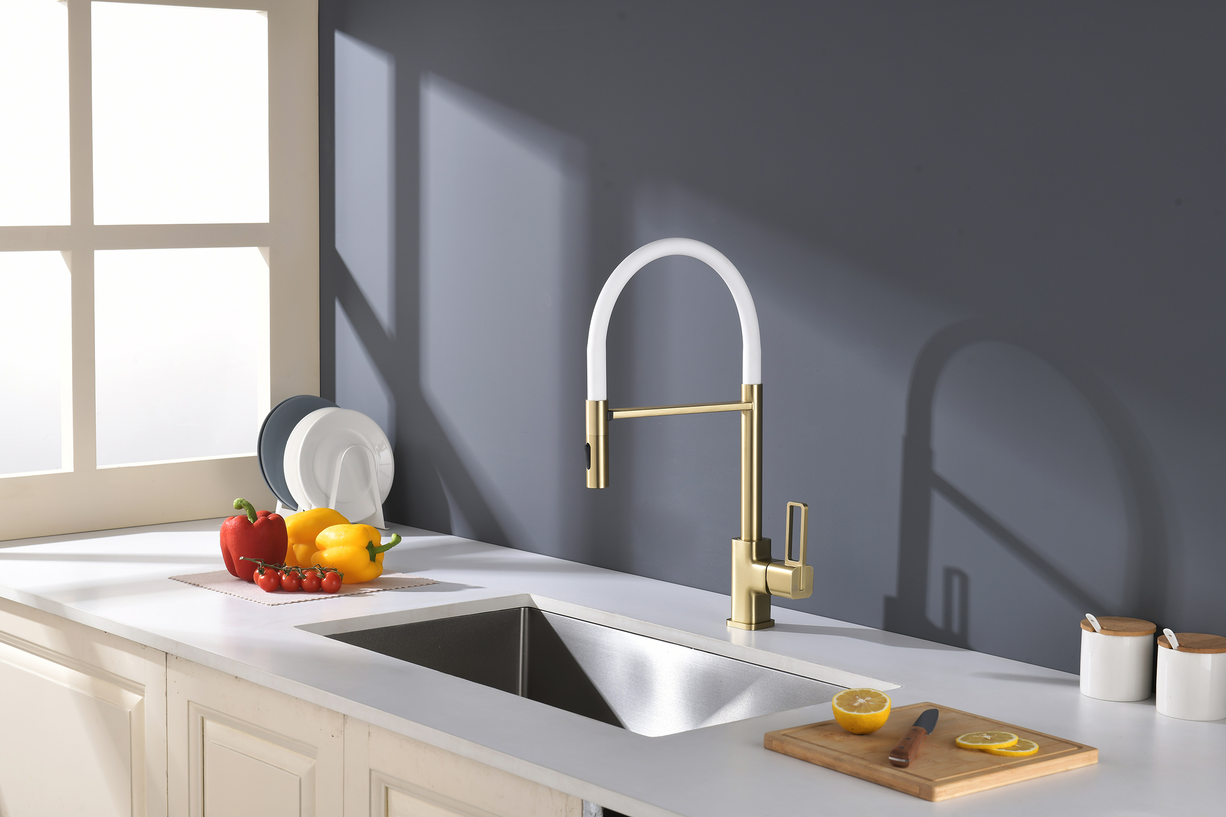 12127-SF Смеситель для кухни с гиб. МАГНИТ. изливом (Мат. Золото+БЕЛЫЙ.) GANZER (10/1шт)