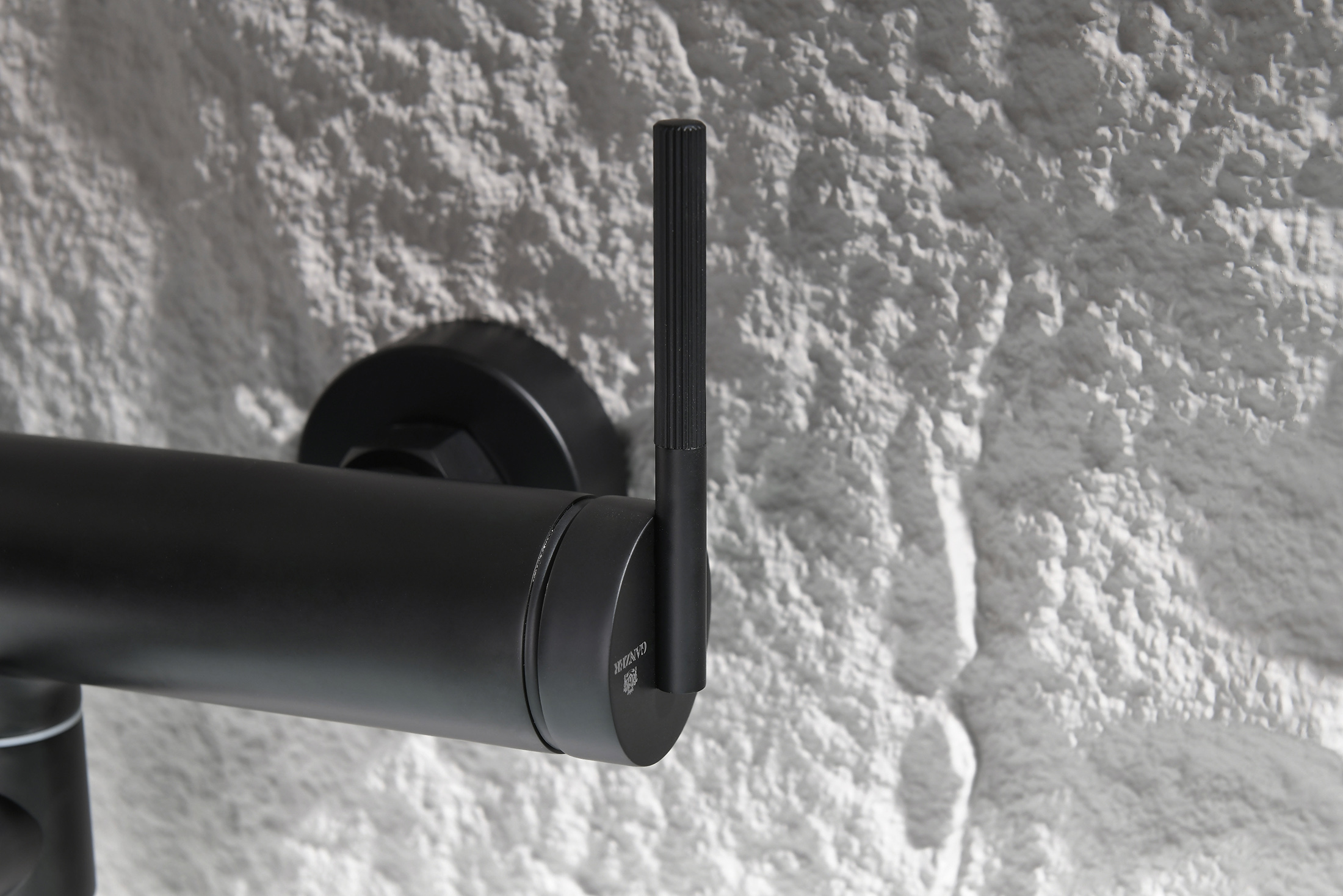 19132-C Смеситель од. для ванны кор. (ЧЕРНЫЙ)  GANZER  (8/1шт)