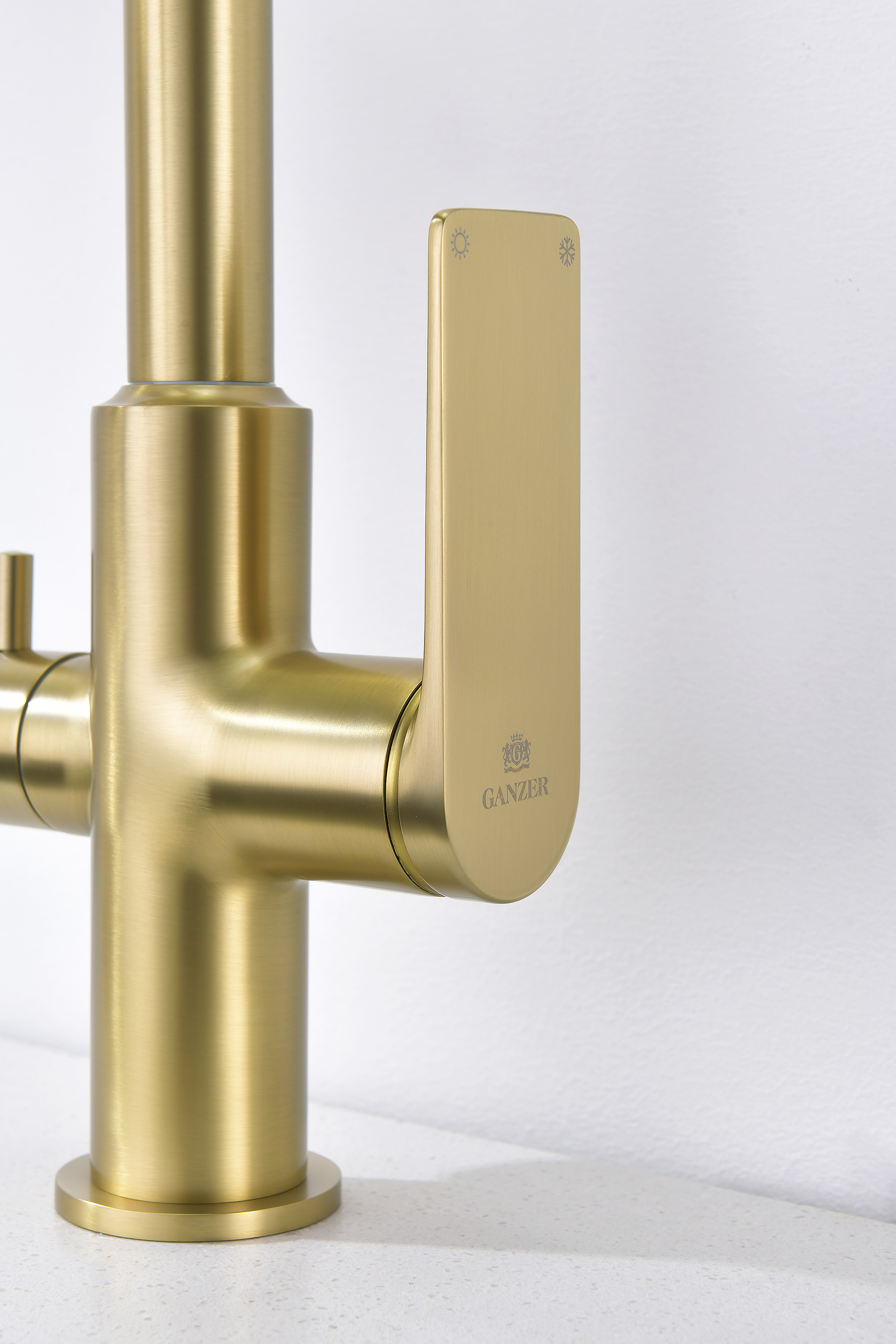 07127-S Смес. для кухни с гиб МАГ. изл. и под. фильт. (Мат. Золото+ЧЕР.) GANZER (10/1шт)