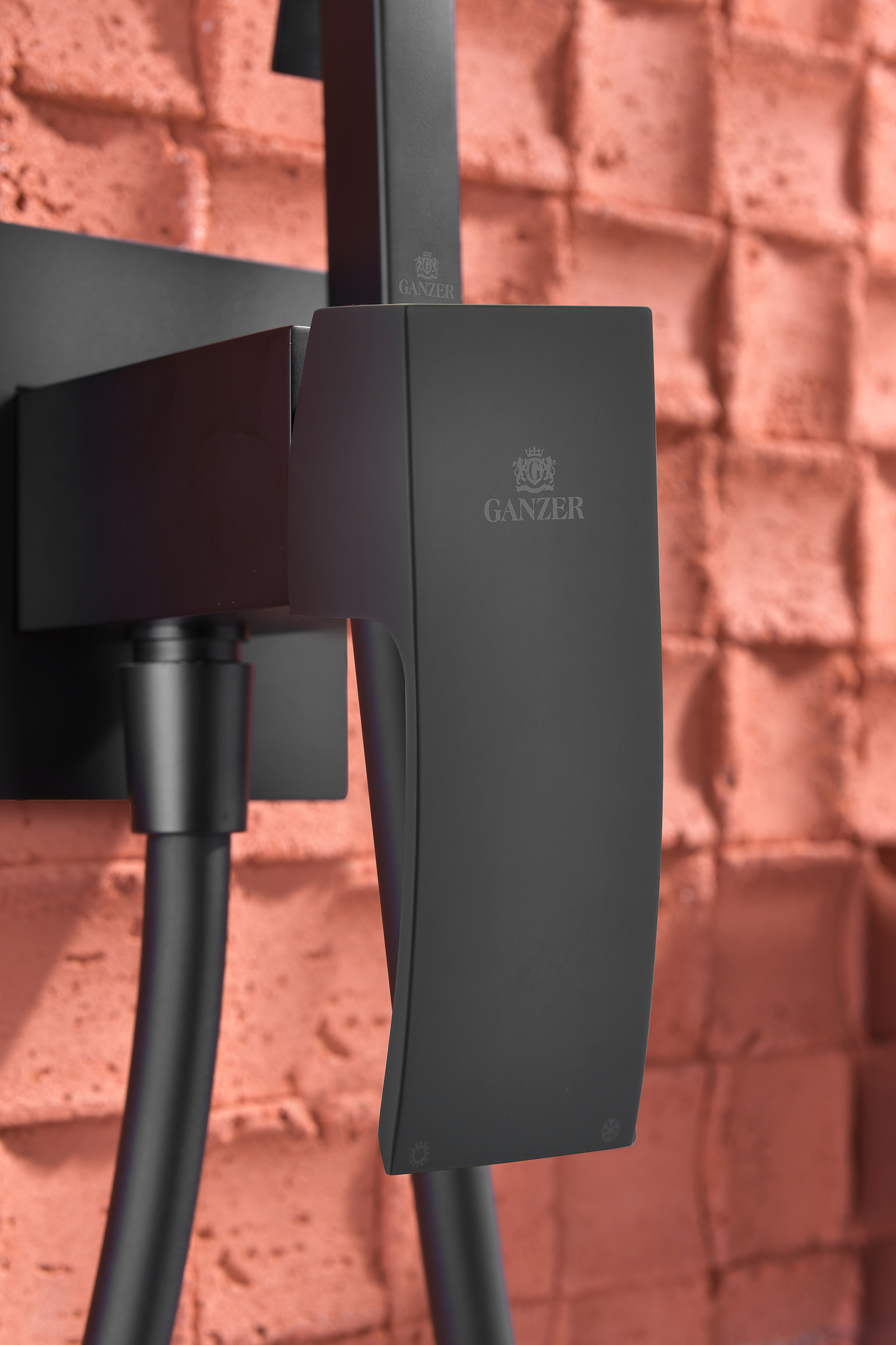 44157-C Смеситель встраиваемый с ГИГ. душем (ЧЕРНЫЙ) GANZER (10/1шт)