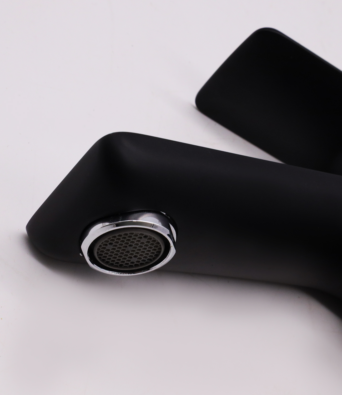 21011-С Смеситель для умыв. (ЧЕНЫЙ) "GANZER" Л/К