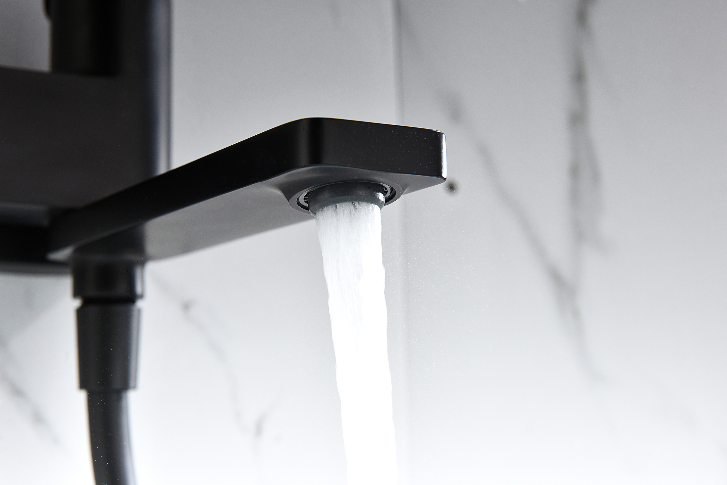 07132-C Смеситель од. для ванны кор. (ЧЕРНЫЙ)  GANZER  (8/1шт)