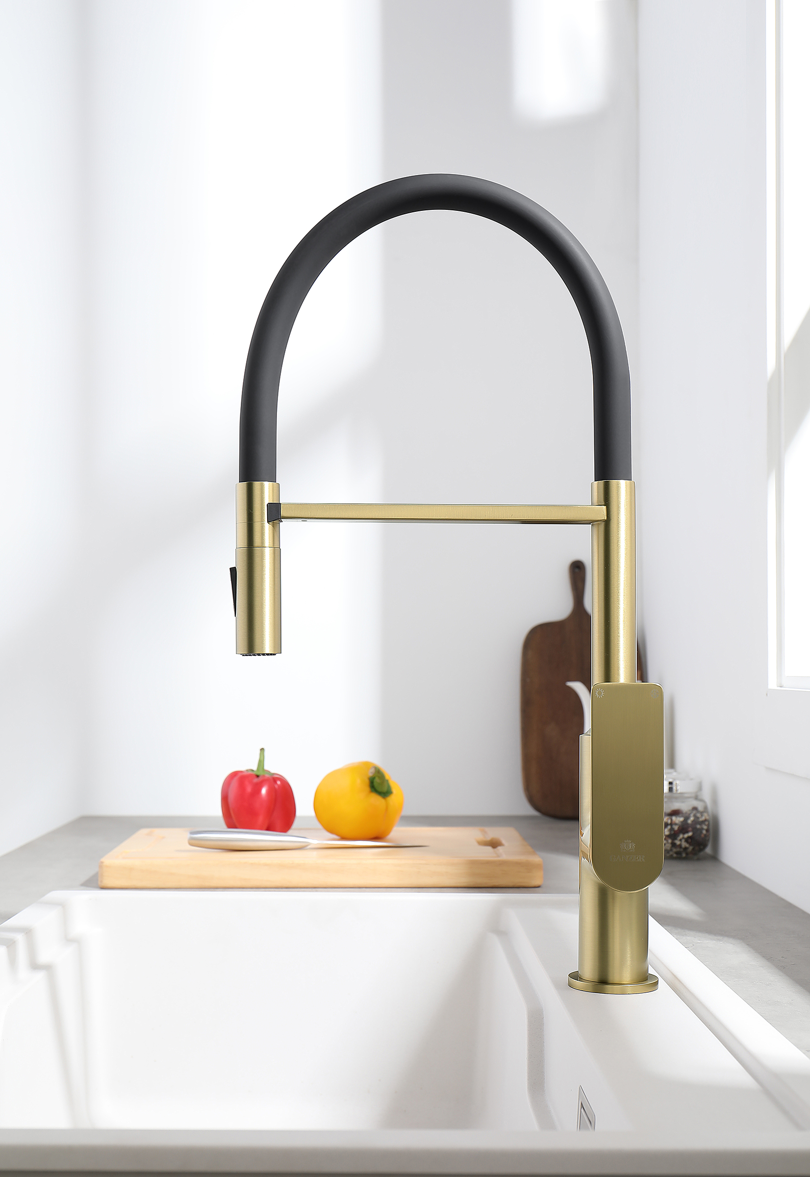 07126-S Смеситель для кухни с гиб. МАГНИТ. изливом (Мат. Золото+ЧЕР.) GANZER (10/1шт)