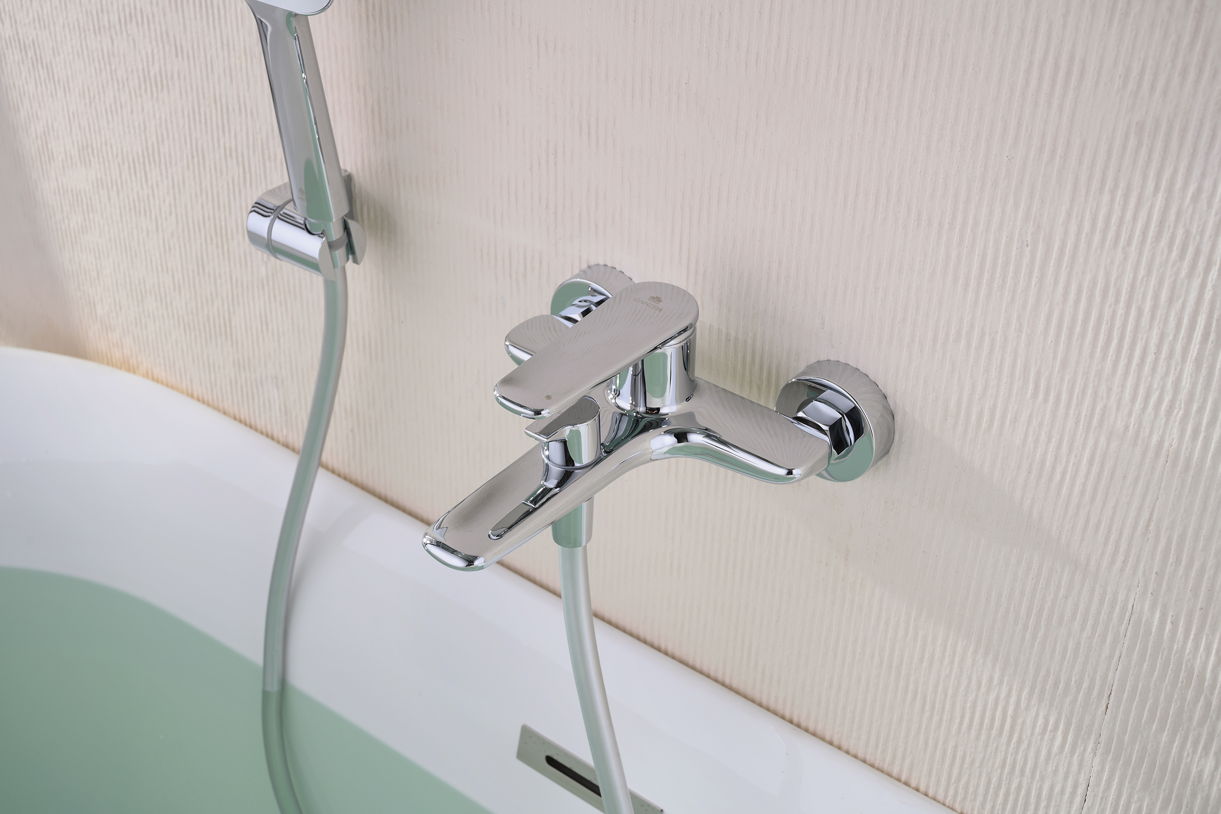 02131 Смеситель од. для ванны кор. (ХРОМ)  GANZER  (8/1шт)