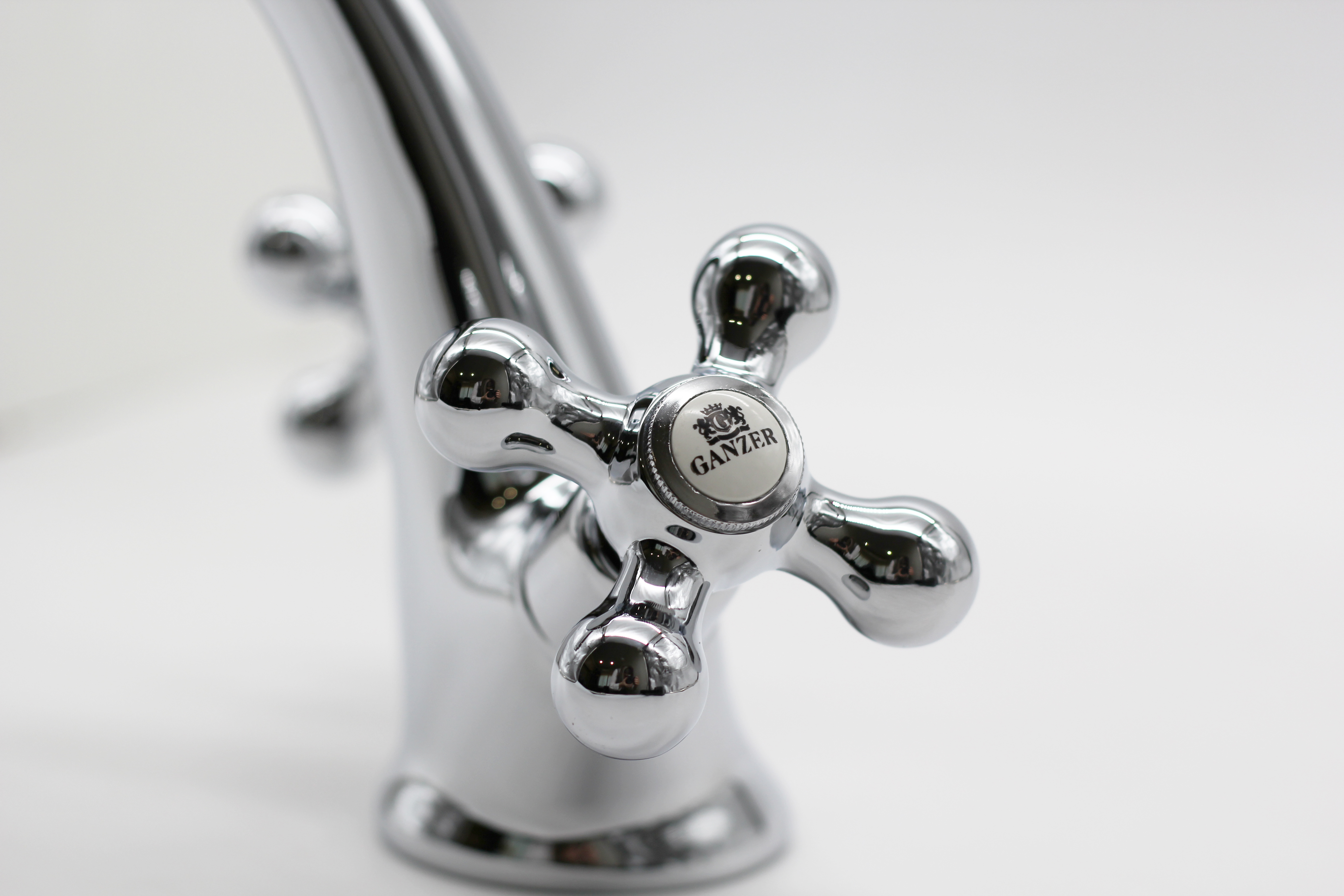 17011 Смеситель двухвентдля умывальника "GANZER"