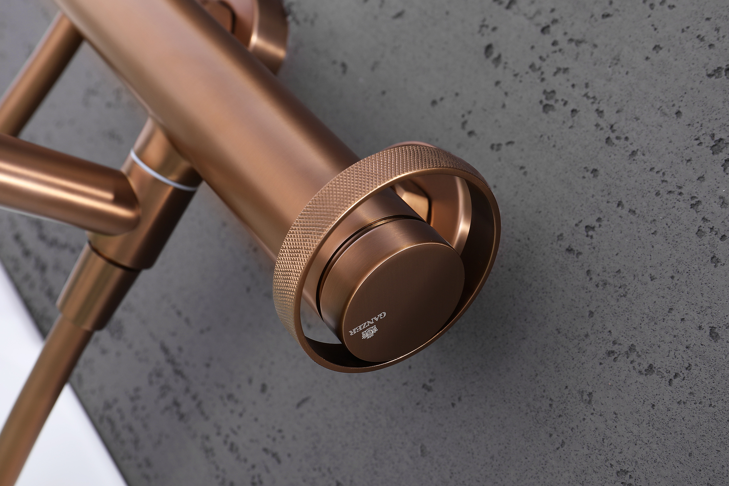 19132-R Смеситель од. для ванны кор. (Роз. Золото)  GANZER  (8/1шт)