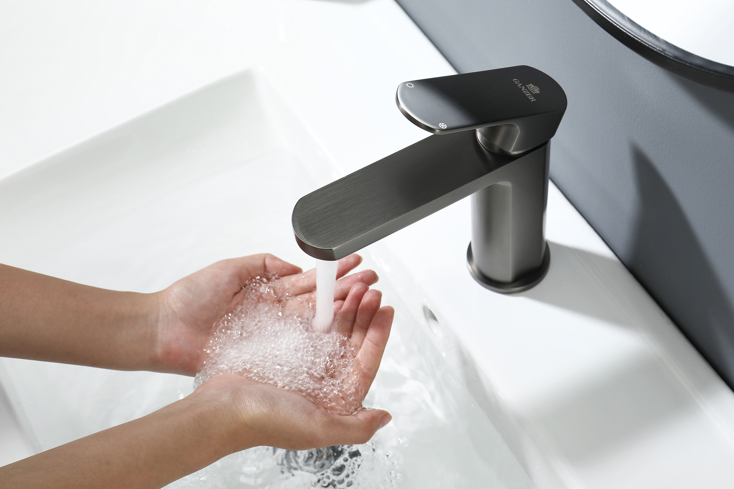 06111-Q Смеситель од. для раковины (ГРАФИТ) GANZER (10/1шт)