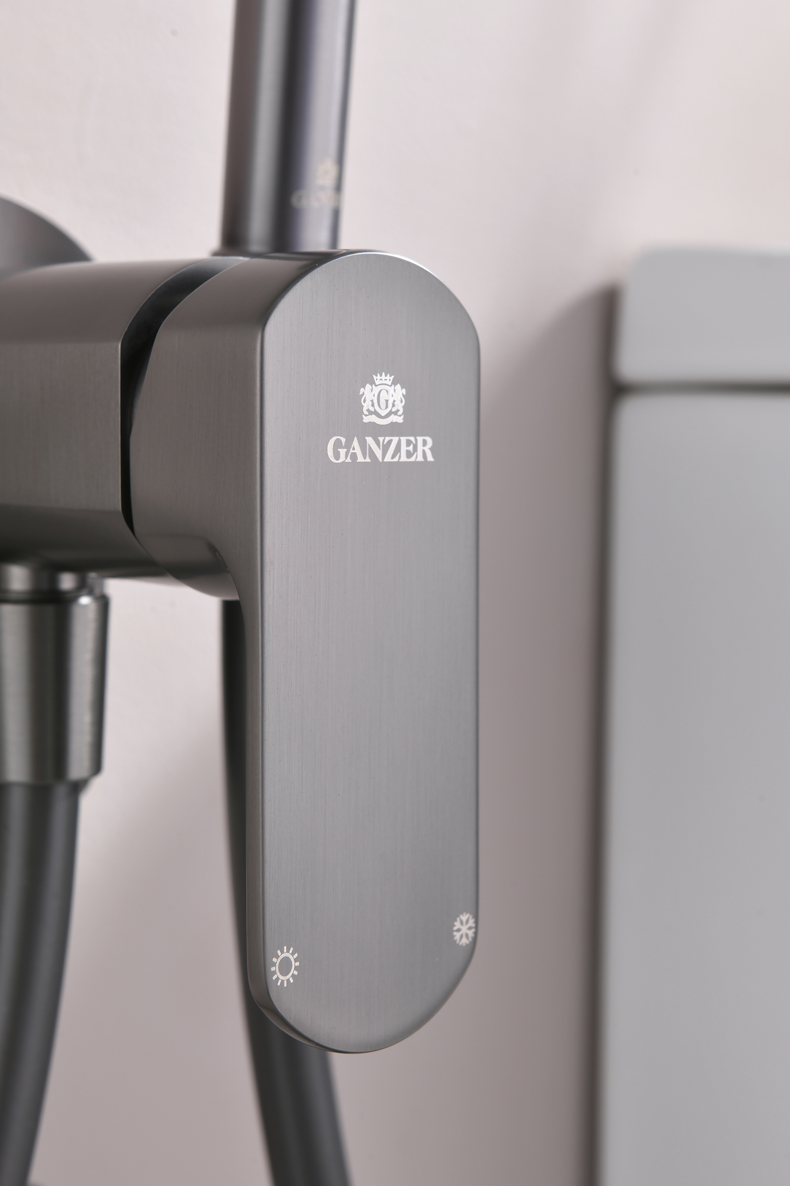 06157-Q Смеситель встраиваемый с ГИГ. душем (ГРАФИТ) GANZER (10/1шт)