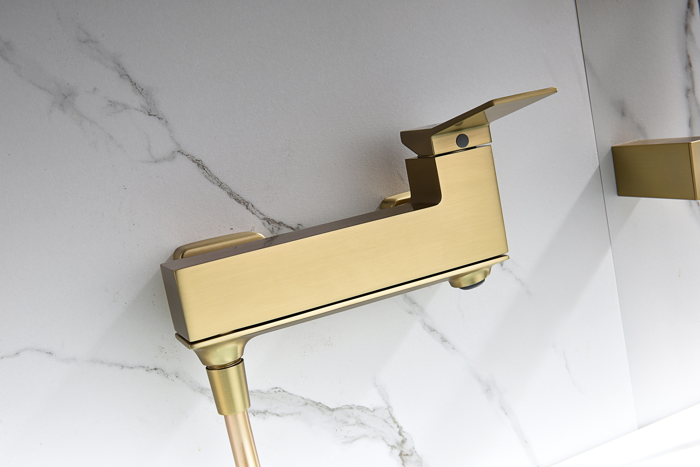 05132-S Смеситель од. для ванны кор. (Мат. Золото)  GANZER  (8/1шт)