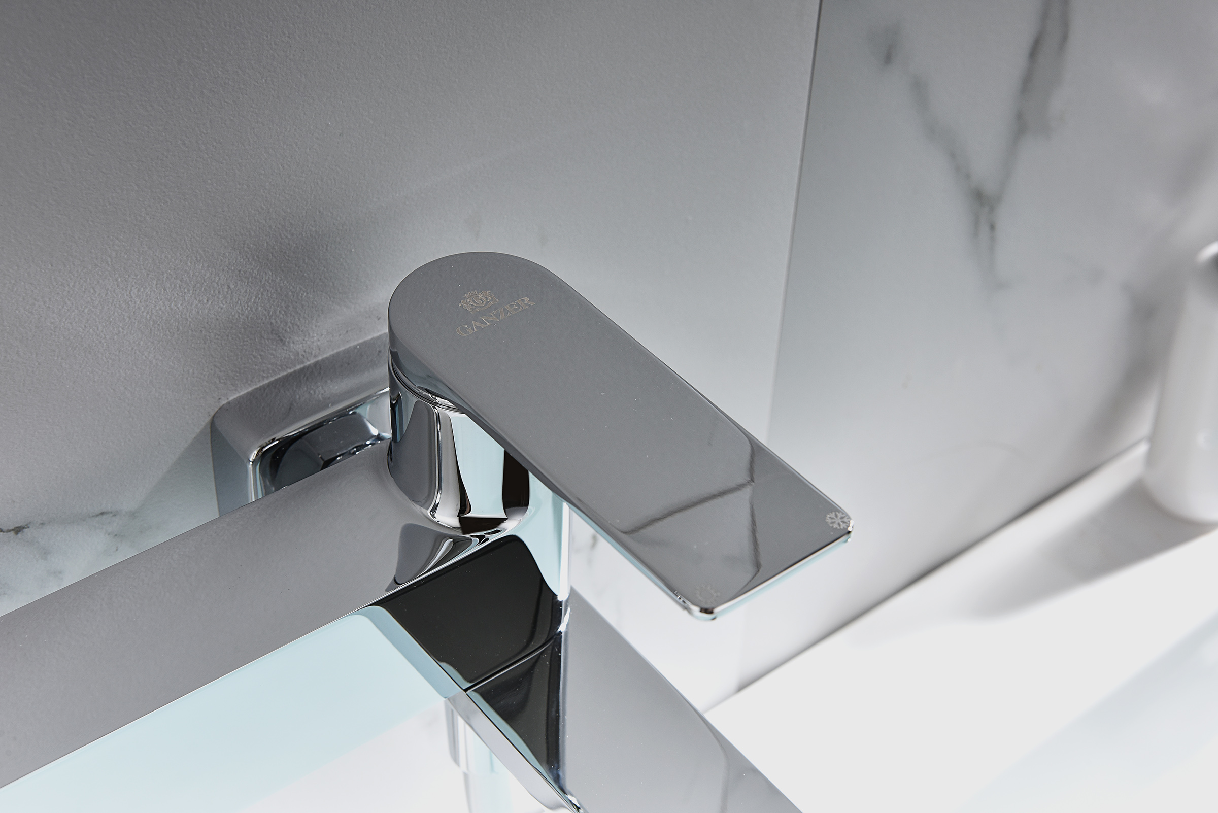 07132 Смеситель од. для ванны кор. (ХРОМ)  GANZER  (8/1шт)