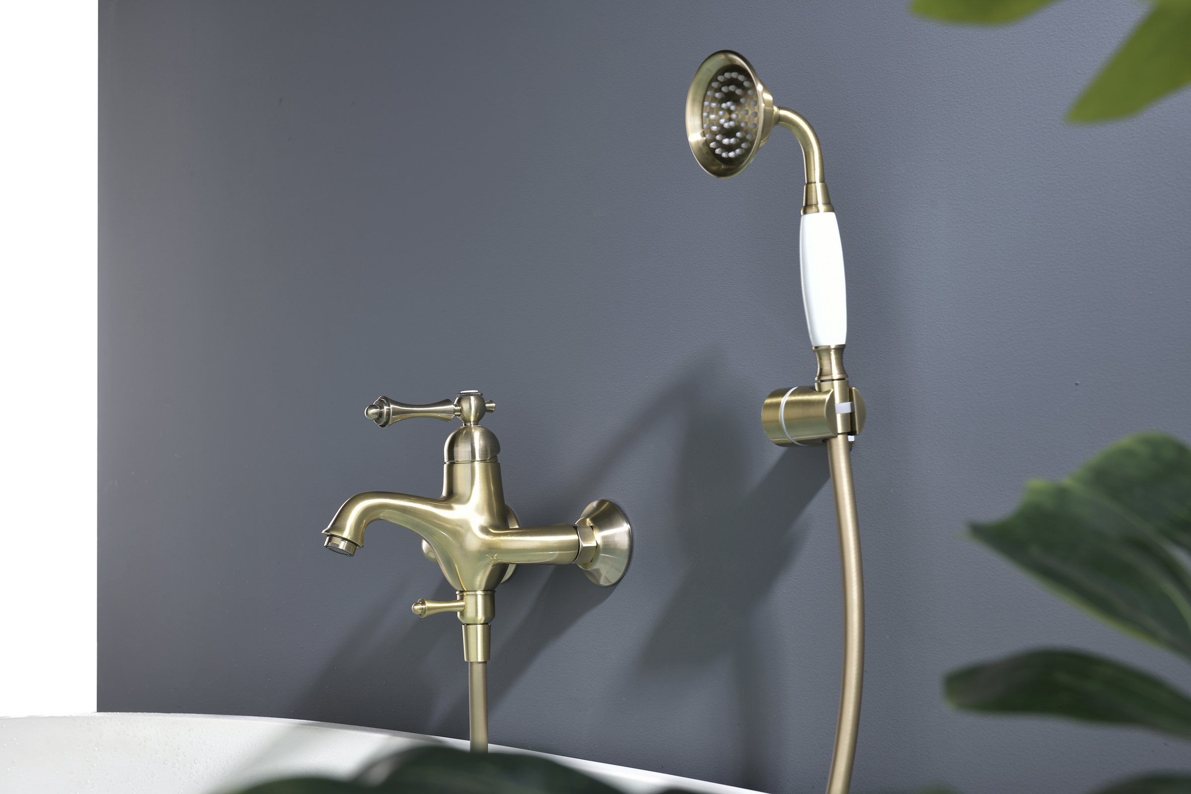 77131-D Смеситель од. для ванны кор. (БРОНЗА)  GANZER  (8/1шт)