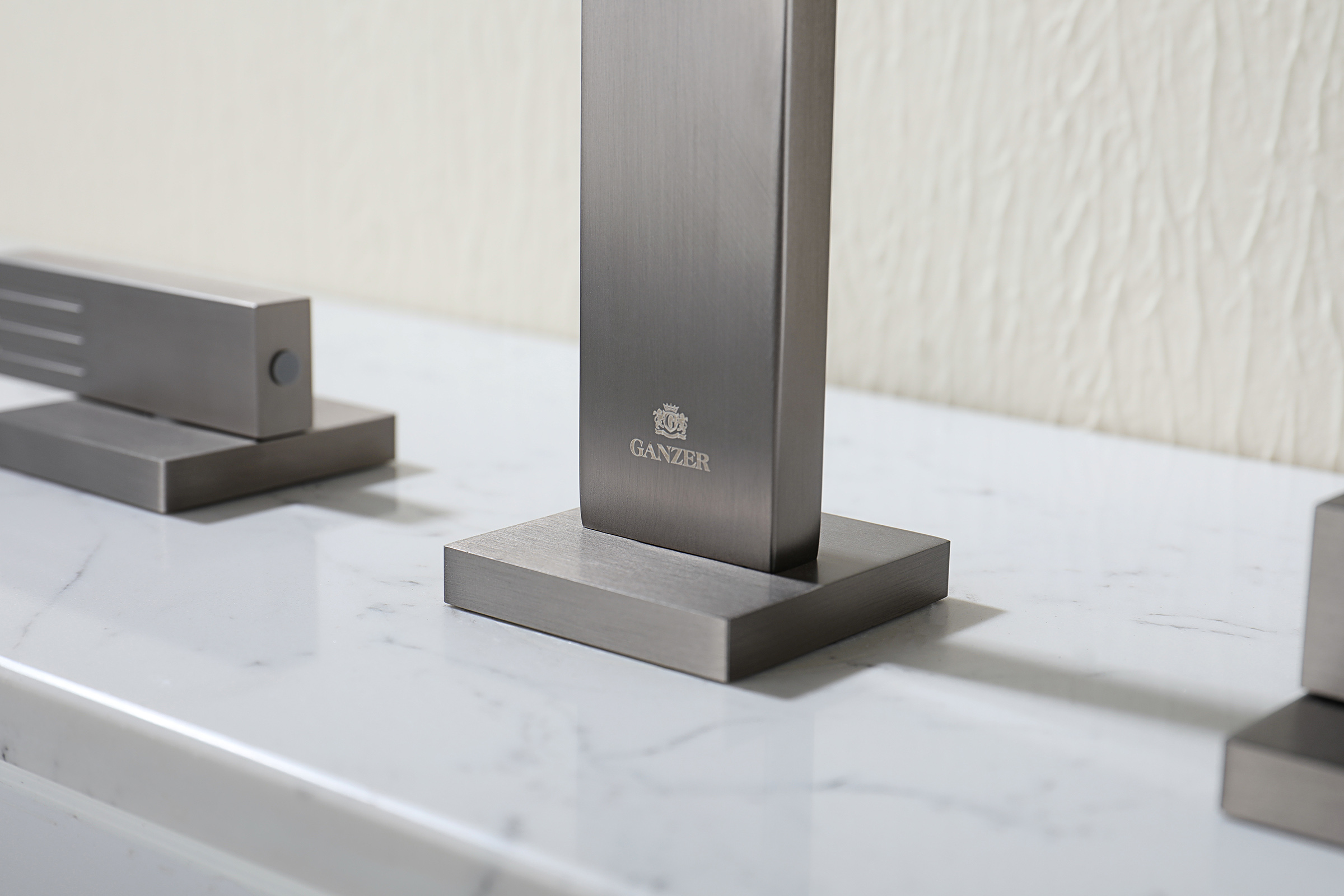 01115-Q Смеситель на борт раковины (3-отв,ГРАФИТ) GANZER (10/1шт)